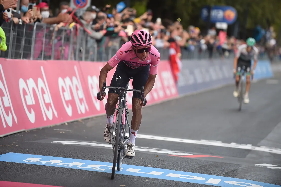 Bernal rijdt alles en iedereen op een hoop in kletsnatte en ingekorte Giro-rit