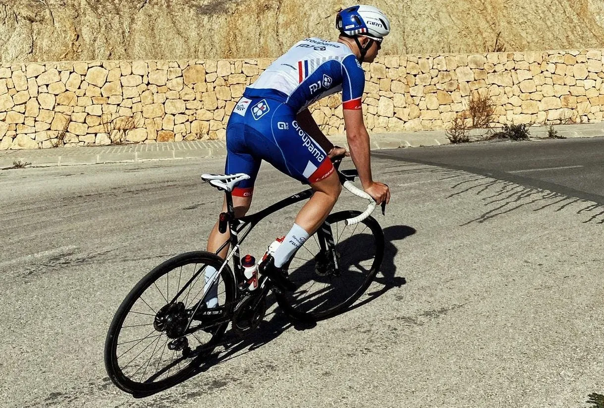Interview | Broer Lars in Giro, Marijn van den Berg met profs FDJ naar Algarve: 'Heel gaaf!'