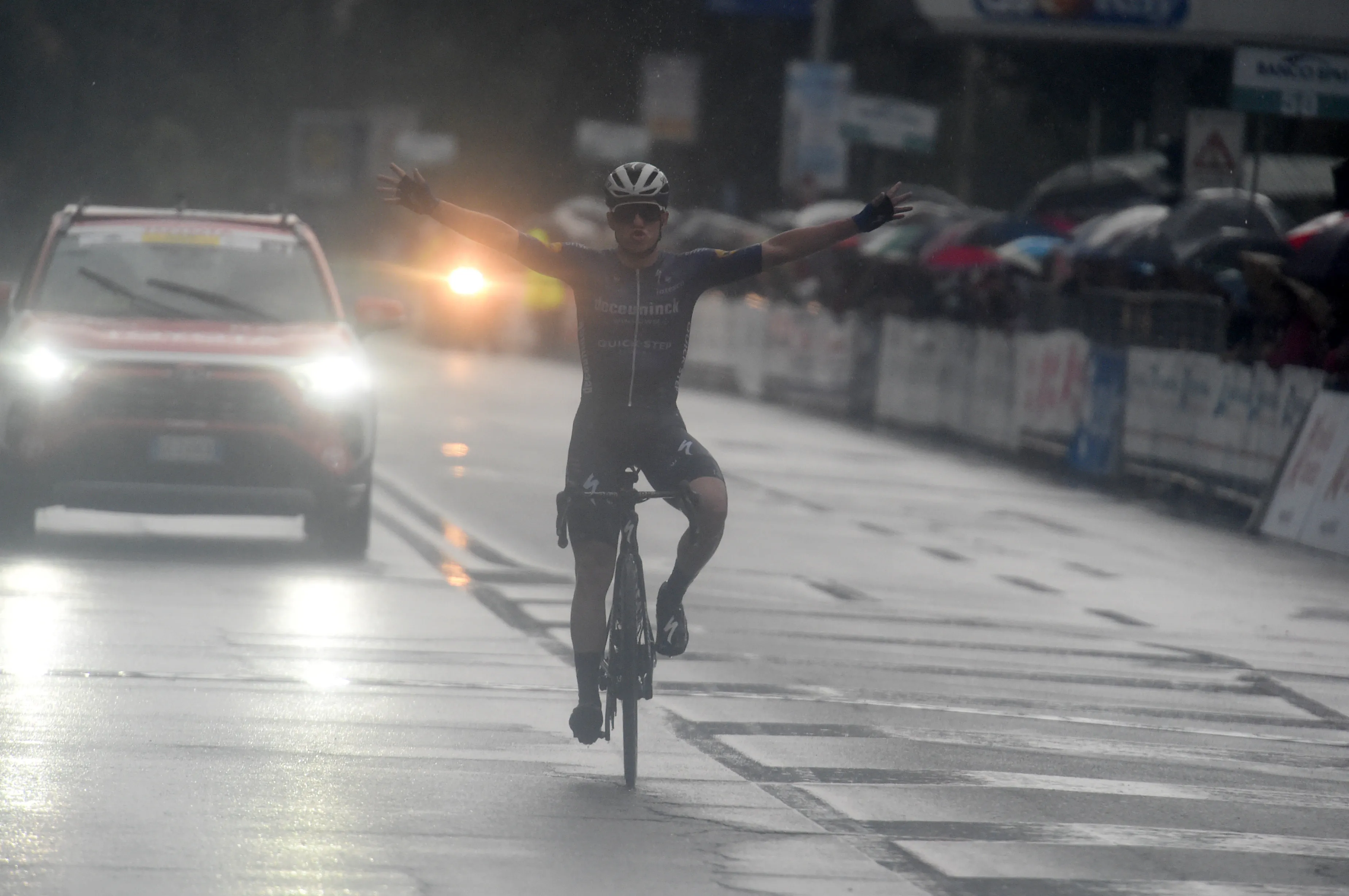 Grote Remco Evenepoel Show in Coppa Bernocchi: Belg dubbelt peloton na aanval van 140 (!) kilometer
