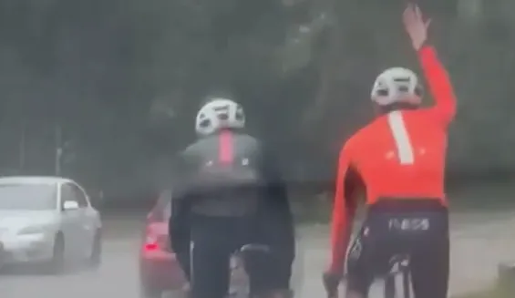 Bernal ontsnapt aan aanrijding op training: 'Vraag me af wat deze man dacht'
