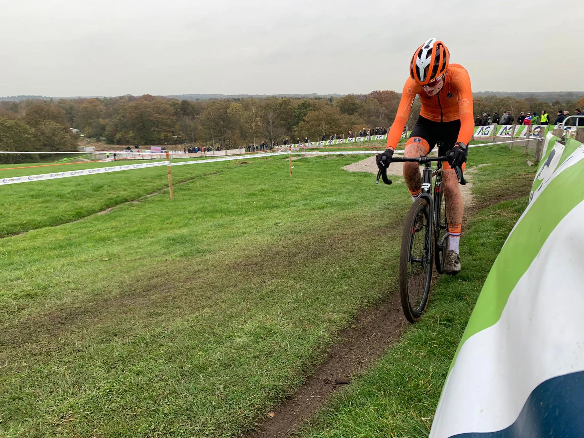 Leonie Bentveld Nederlands kampioene bij beloften vrouwen; parcours aangepast door wateroverlast