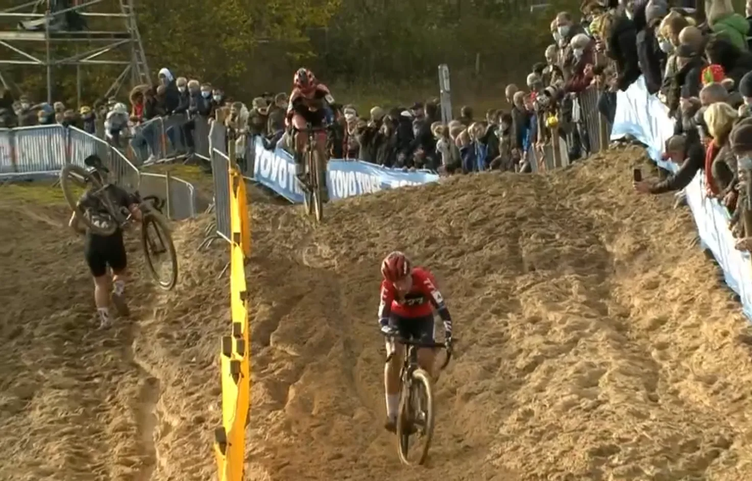 Worst houdt Betsema en Brand fraai van zich af in het zand van Koksijde