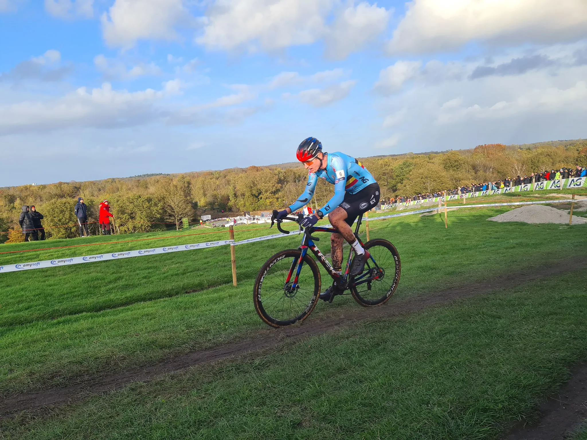 Toon Aerts reed tijdens mixed relay volle bak over WK-parcours en waarschuwt voor gevaarlijke stenen: 'Dan is het wel tricky'