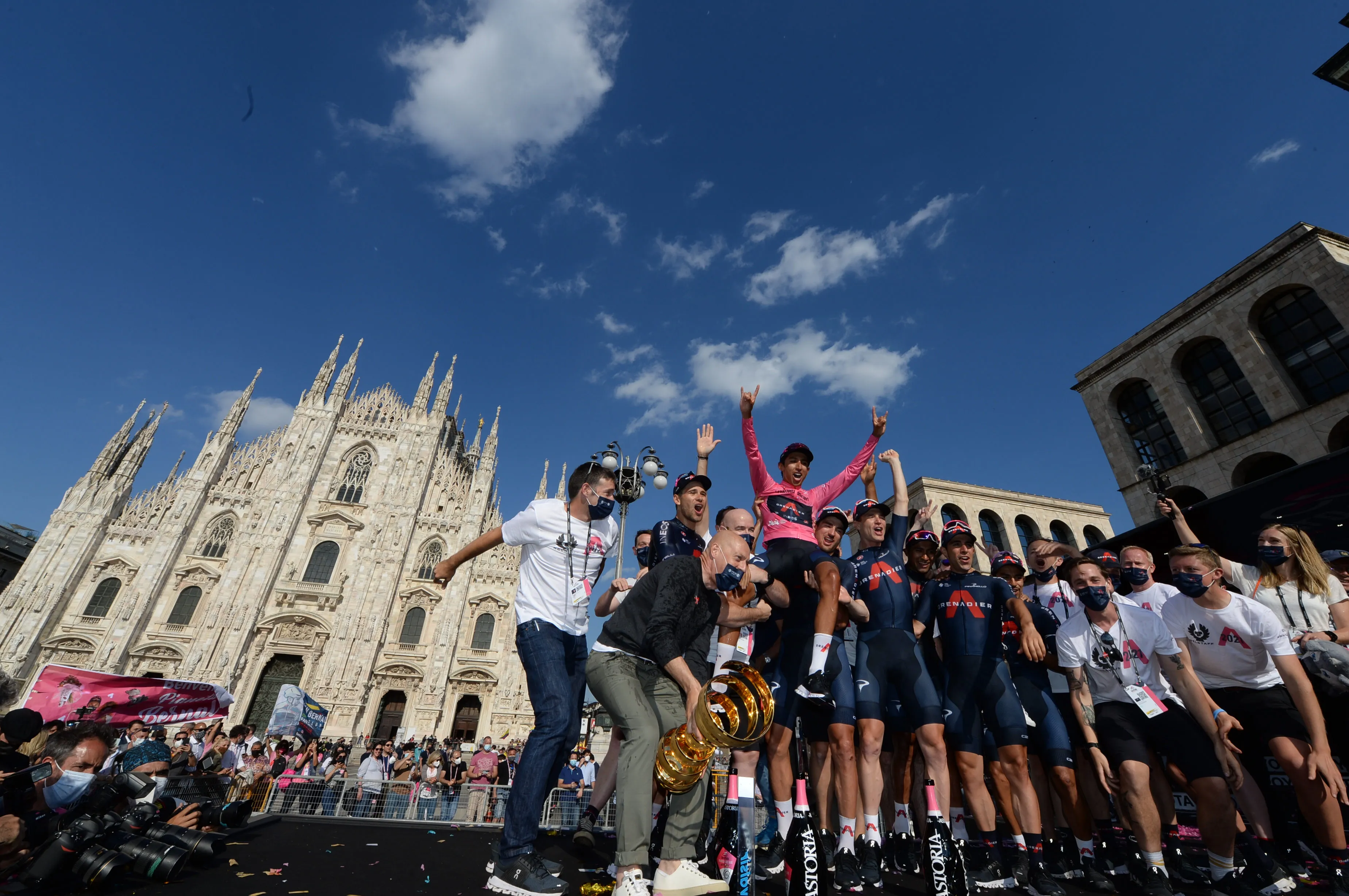 Wielerwereld in shock na harde crash Bernal: 'Geloof dat het seizoen er praktisch op zit'
