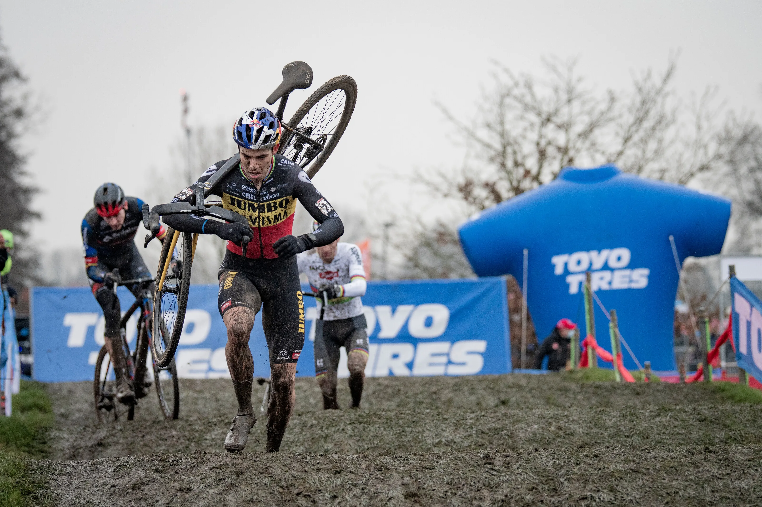 Vanuit België naar Breda en hardlopen in Spanje: Van Aert en Van der Poel werken zich alweer in het zweet