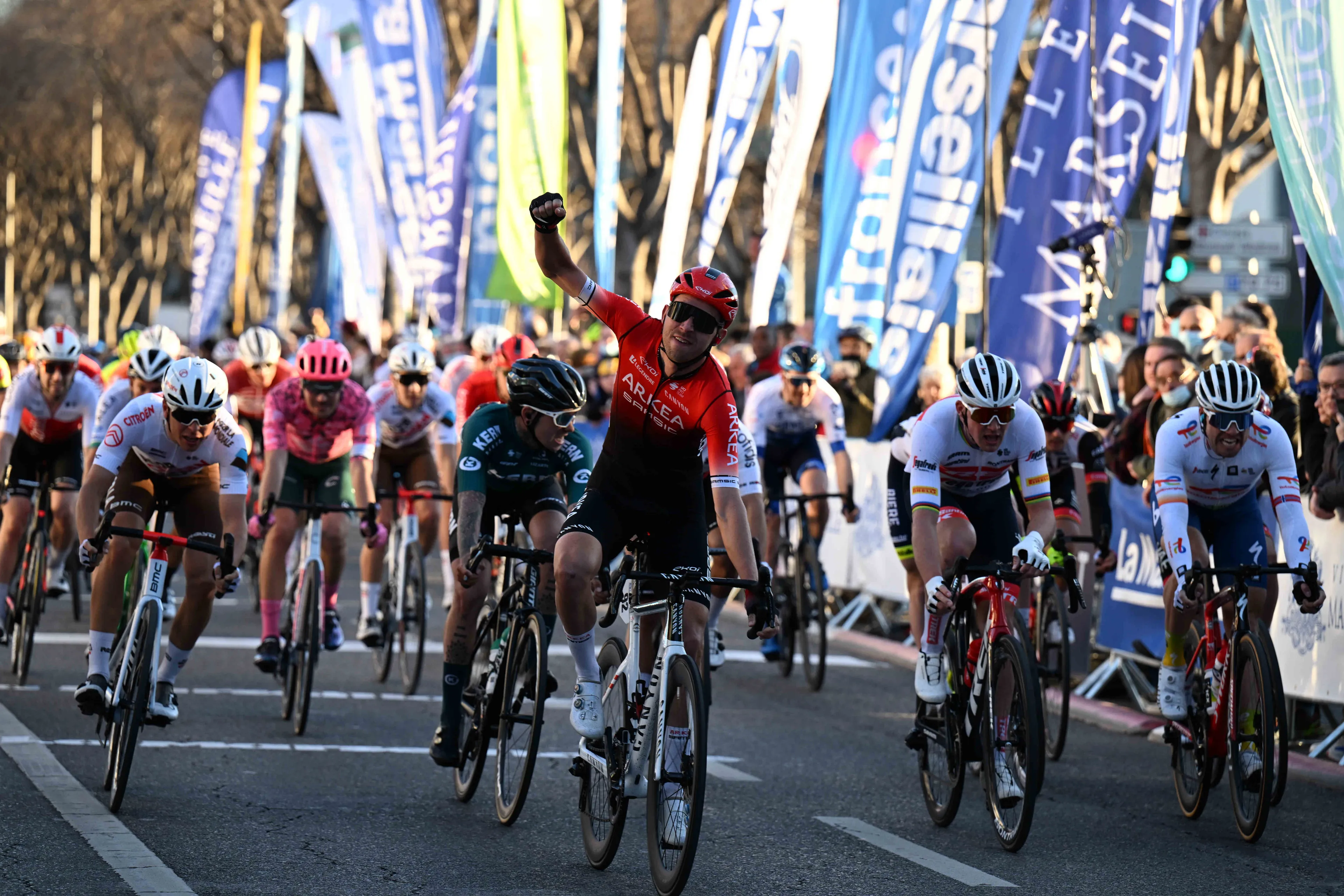 Capiot (Arkéa-Samsic) maatje te groot voor Pedersen in massasprint GP la Marseillaise