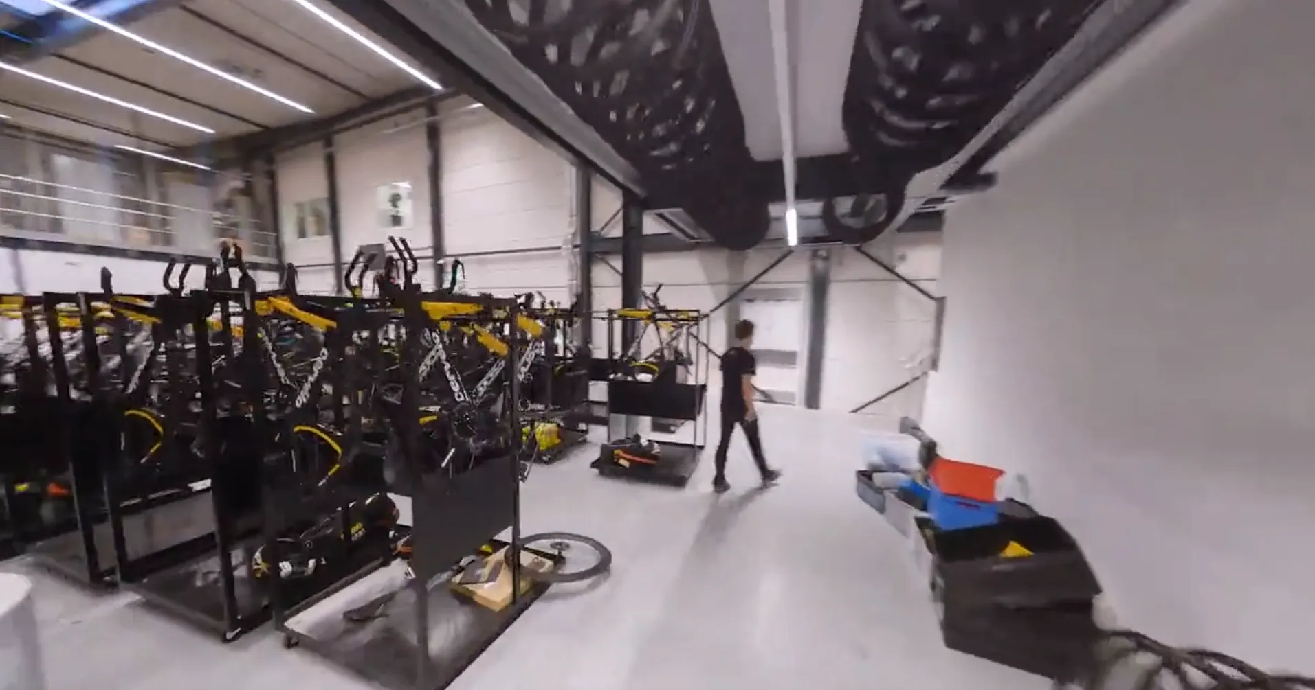 🎥 Binnenkijken bij Jumbo-Visma: ploeg toont fraaie beelden van nieuwe Service Course