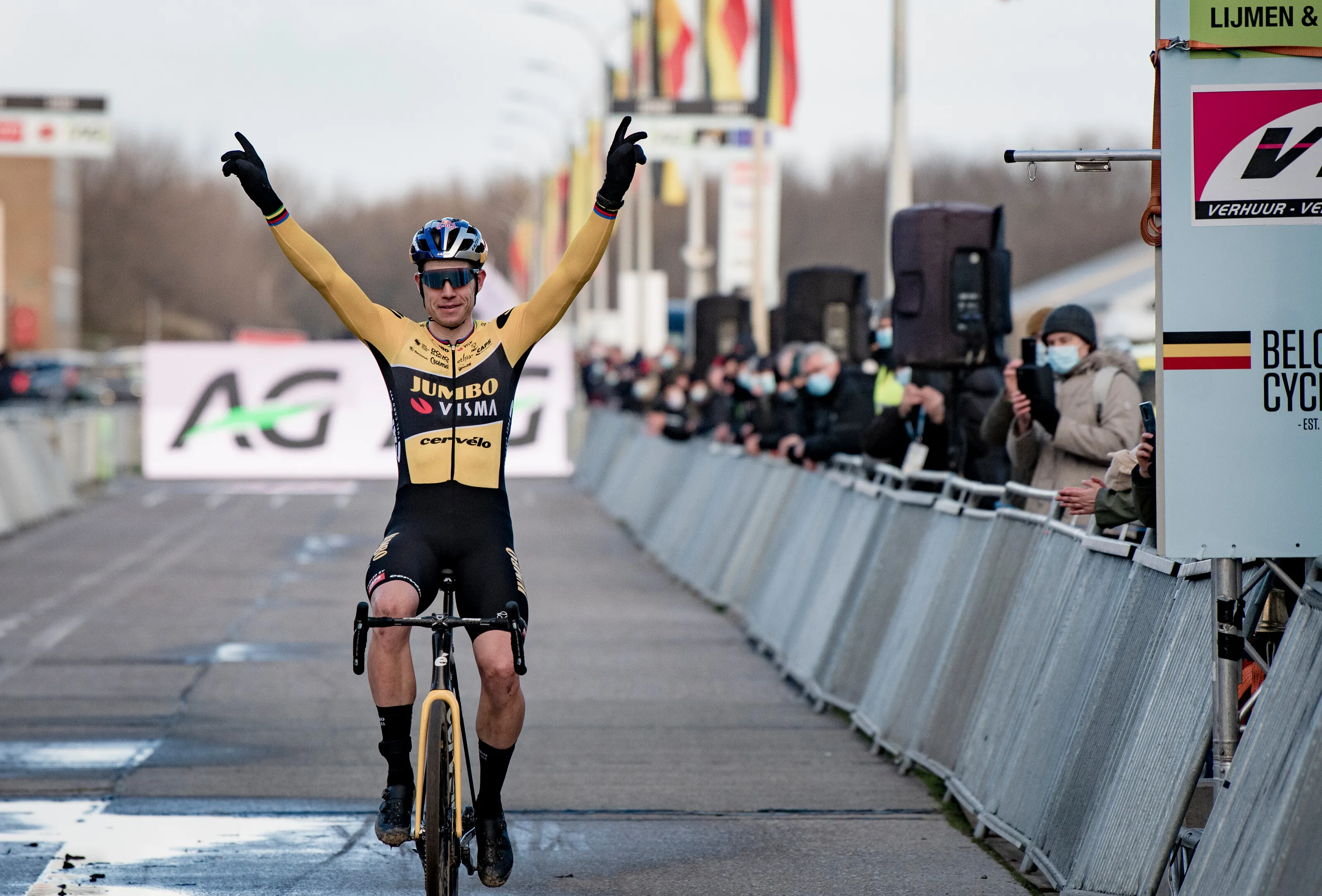Van Aert maakt favorietenrol waar en verdedigt Belgische titel met verve na lange solo