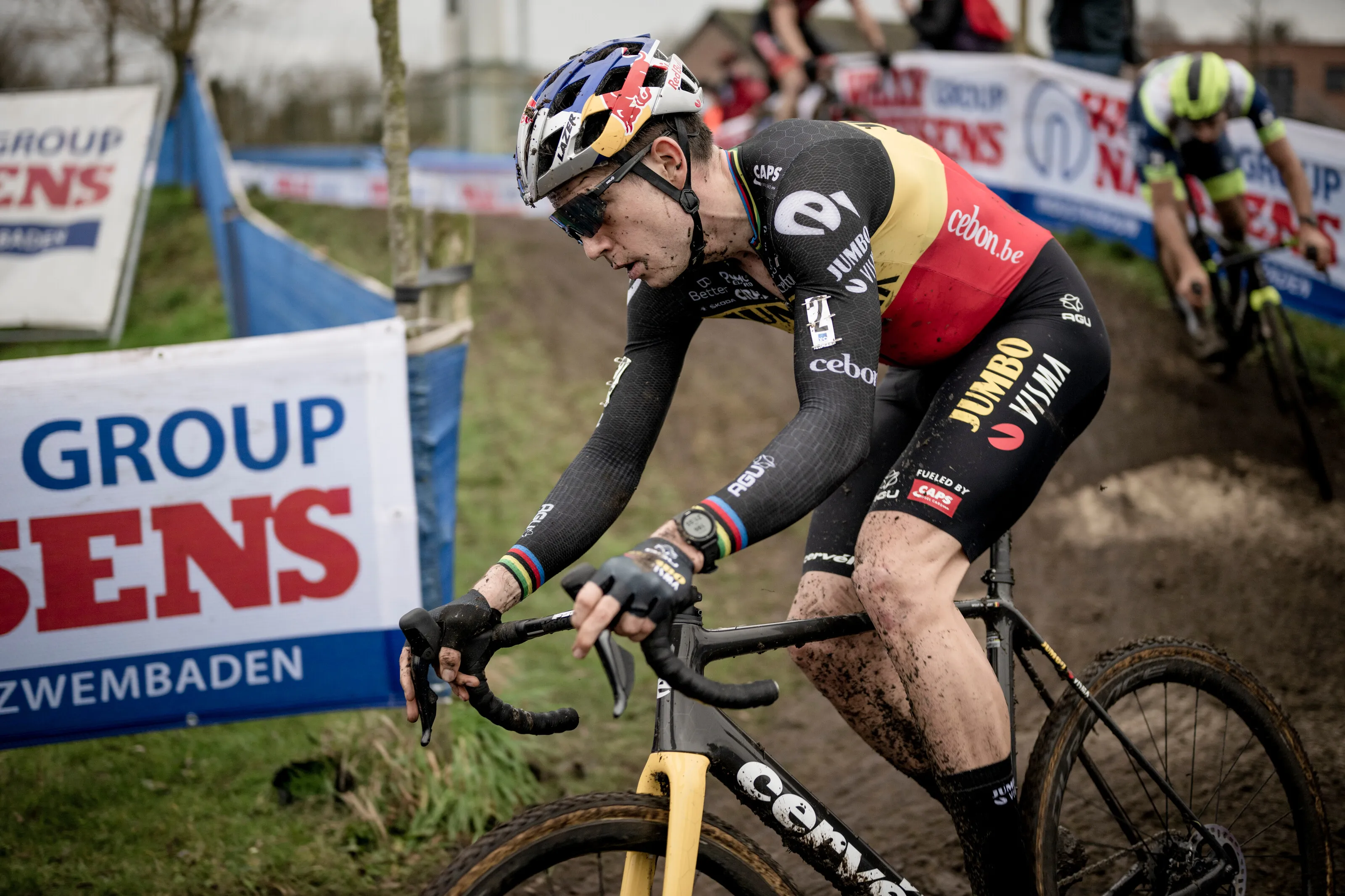 Van Aert geeft 'voorlopig crossprogramma': zeven crossen in december