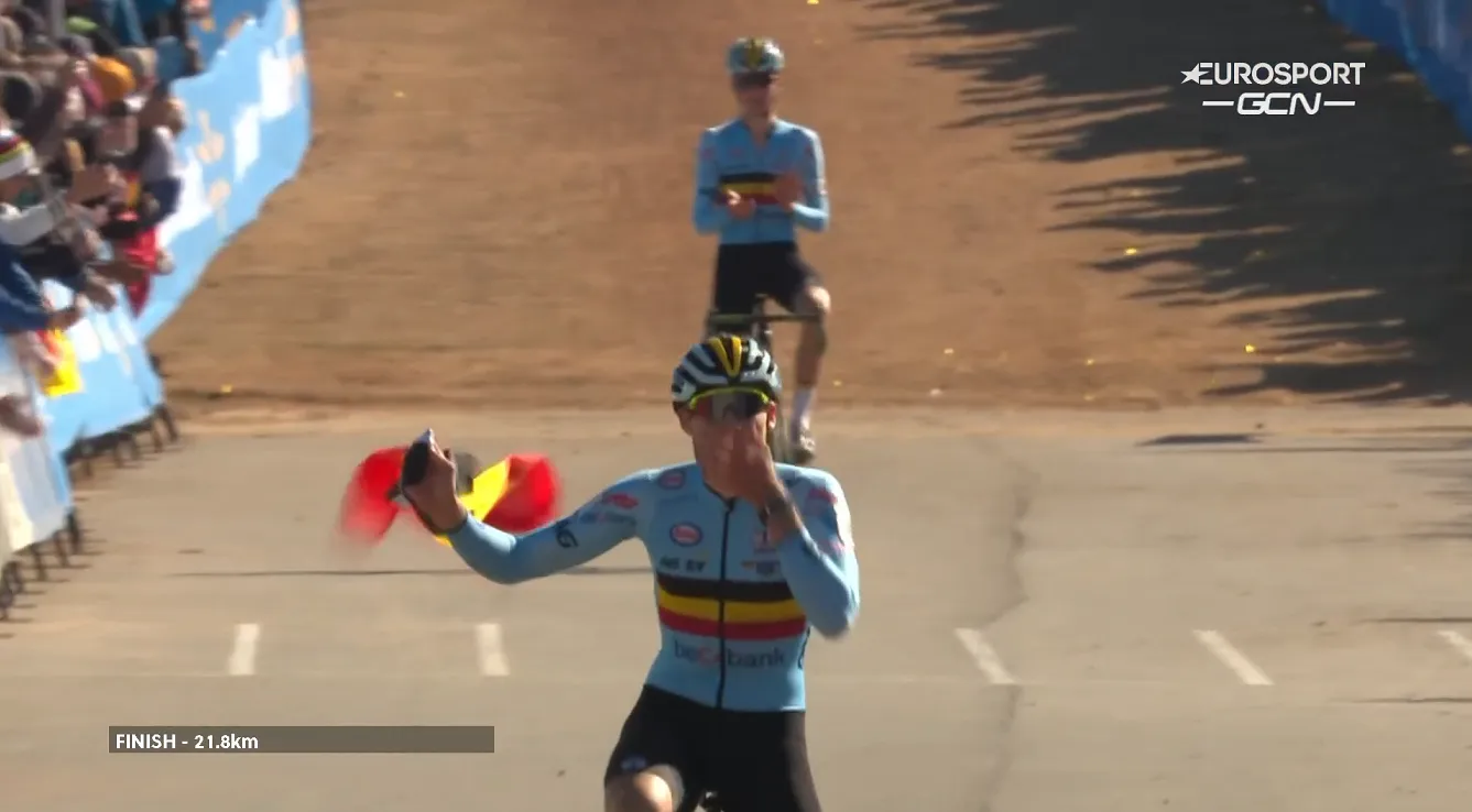 Volledig Belgisch podium bij WK veldrijden voor beloften; Wyseure pakt het goud