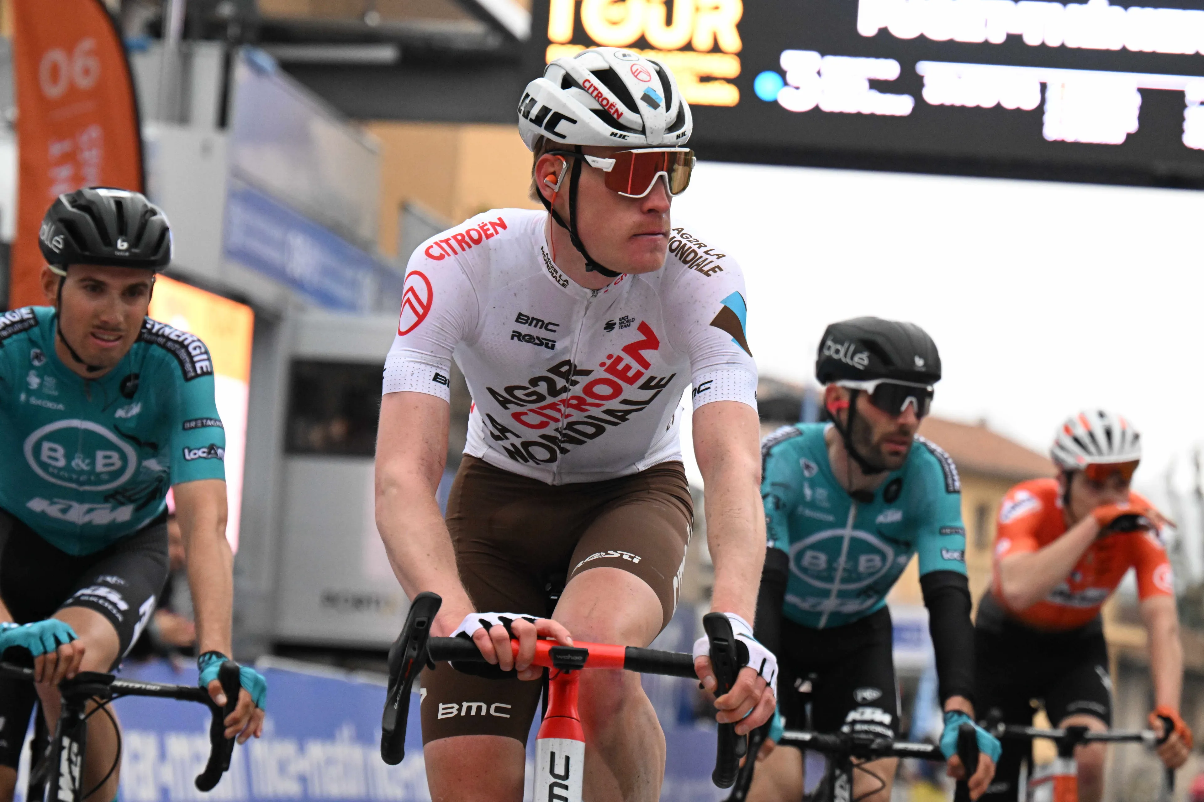 Rossige Fransman klopt stoïcijnse Ier: Dorian Godon verrassende winnaar Brabantse Pijl