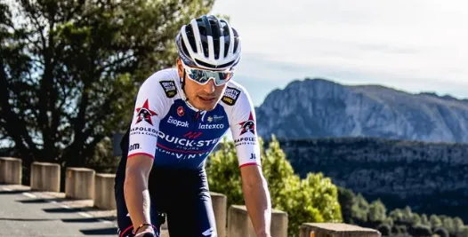 Quick Step-show in Tour of Oman: Schmid maakt indruk met solo, Masnada klaart het klusje