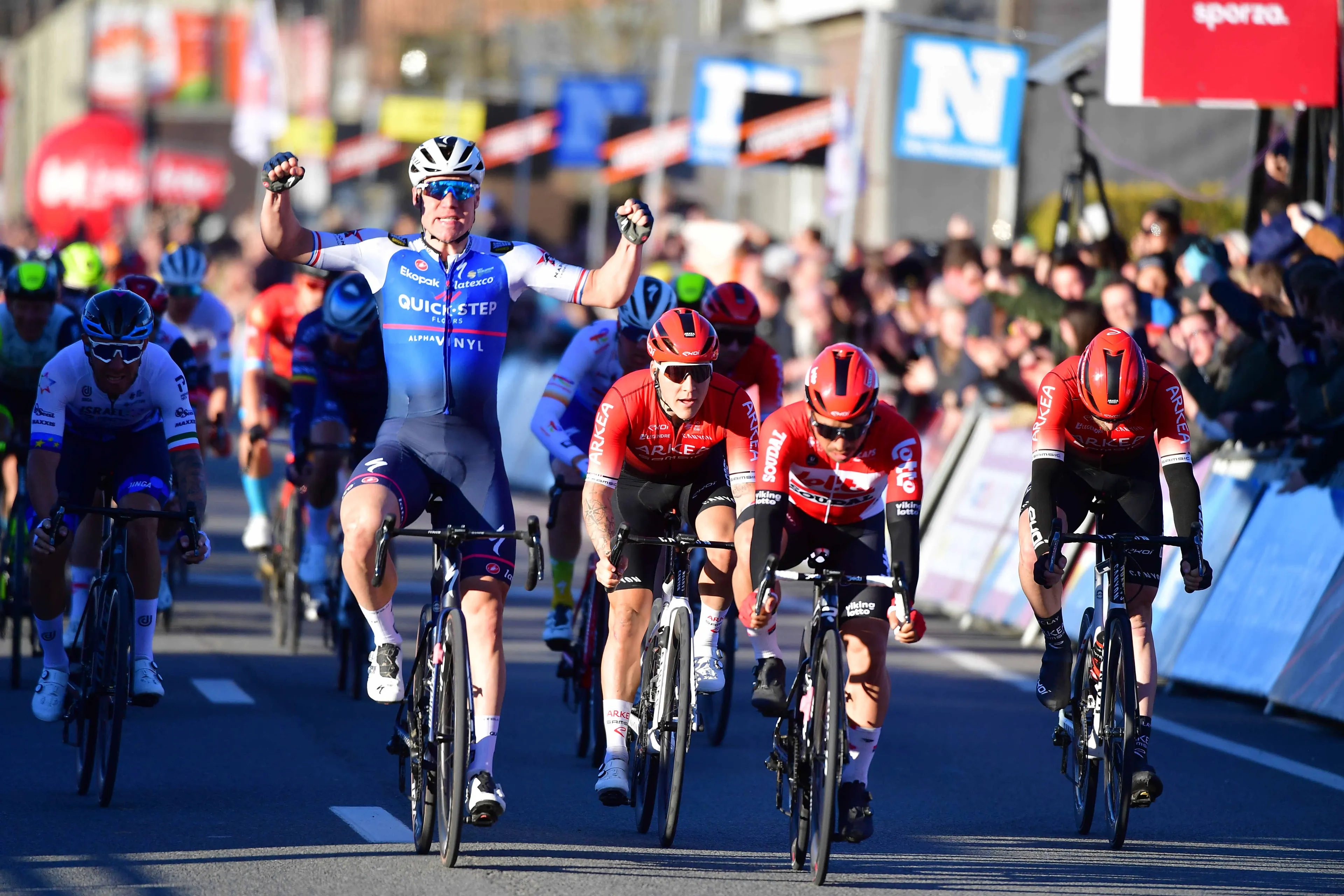 Jakobsen grijpt zege in Kuurne-Brussel-Kuurne na waanzinnige slotkilometer