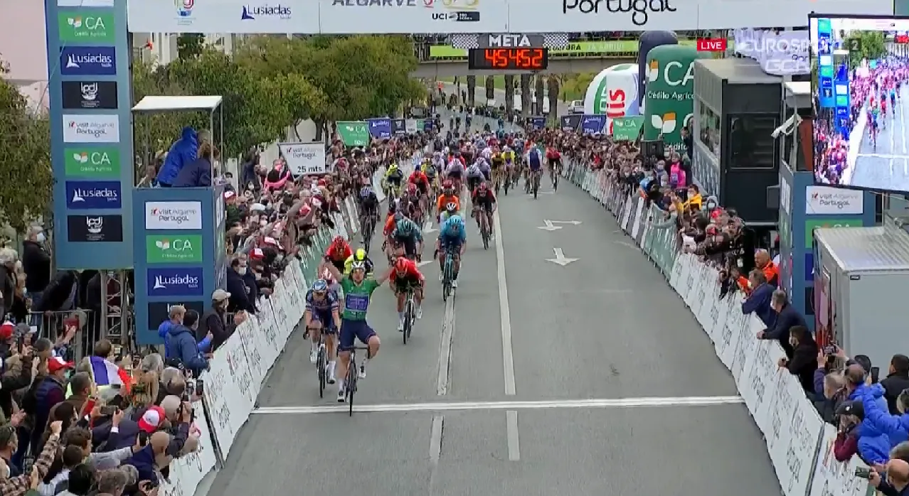 Jakobsen lijkt onverslaanbaar en snelt naar tweede ritzege in de Ronde van de Algarve