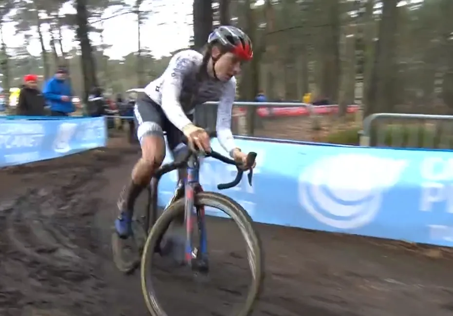 Brand spoelt WK-kater weg met spetterende overwinning in Krawatencross