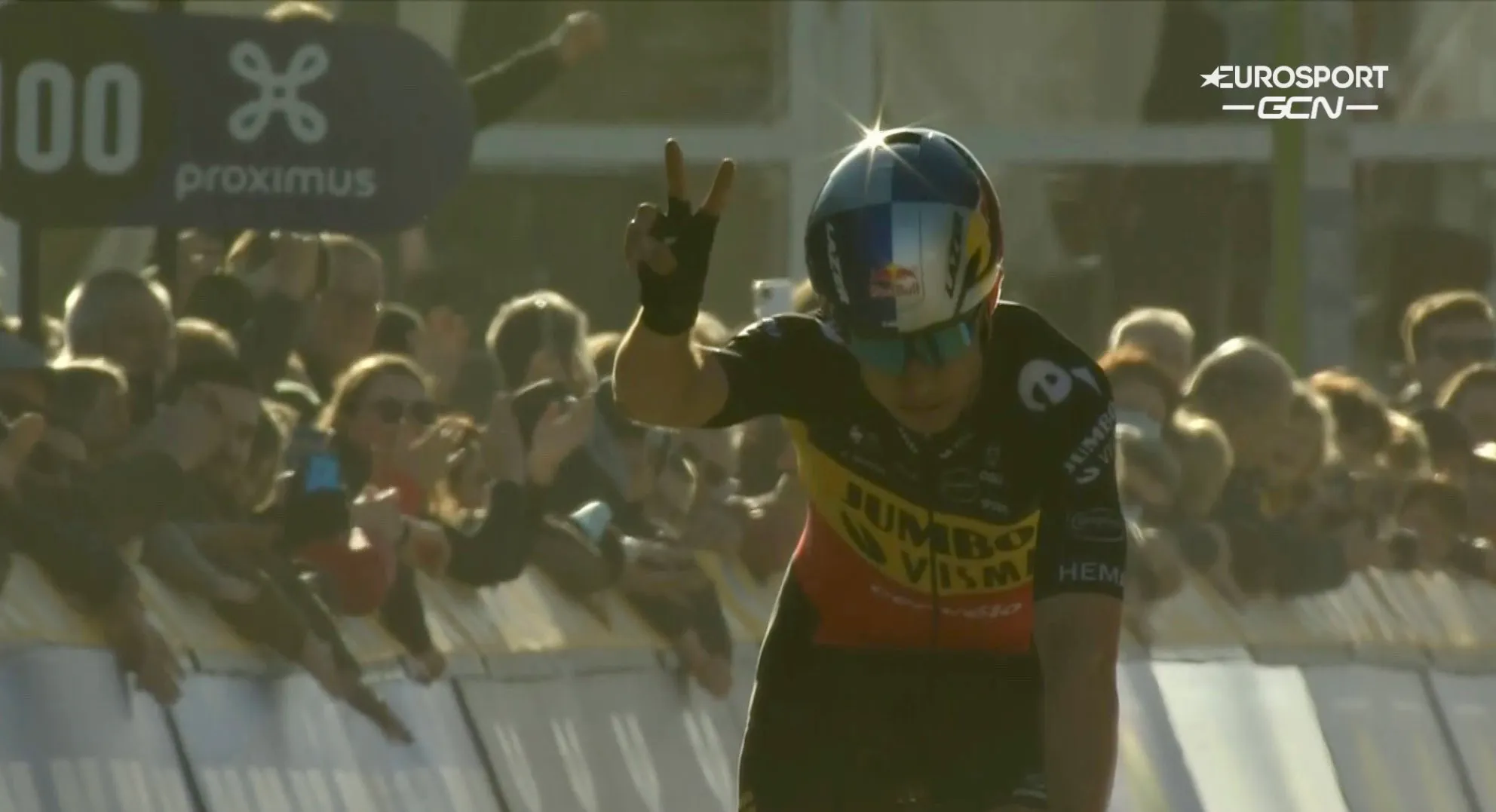 Van Aert komt na Omloop-zege met kippenvel-statement: 'Koers is de belangrijkste bijzaak in het leven'