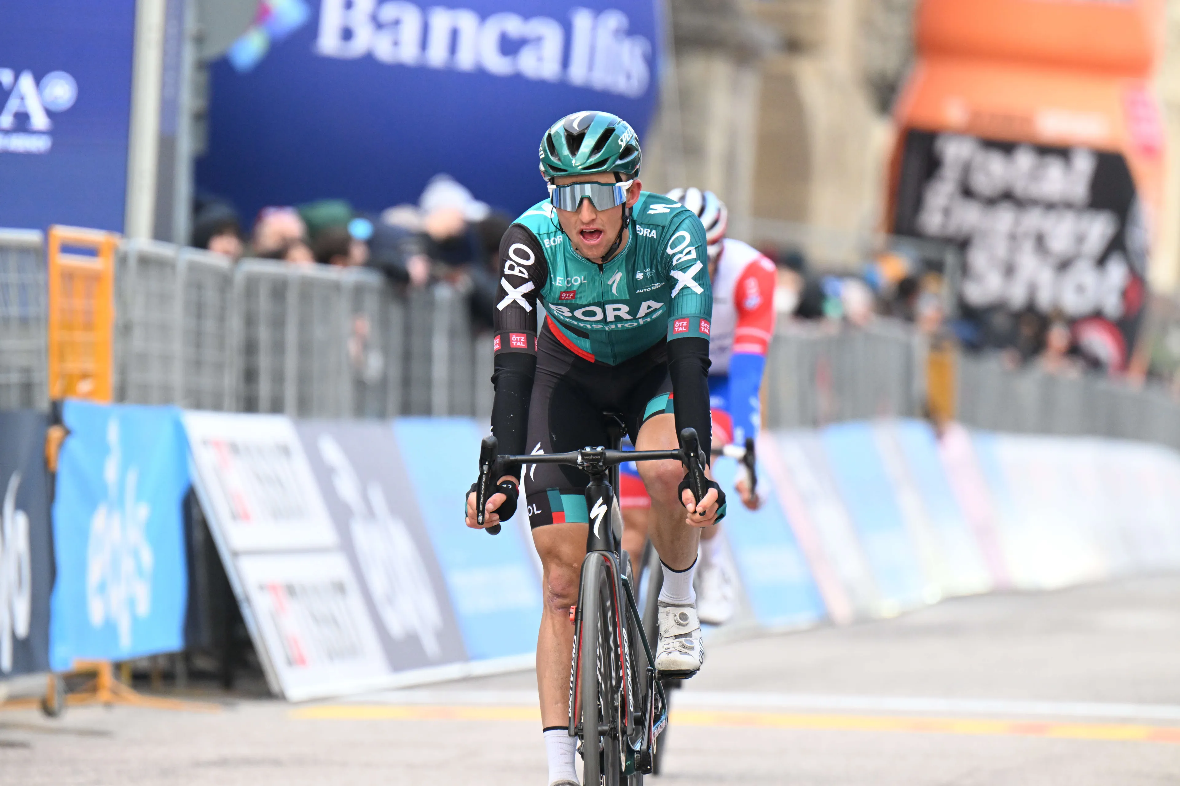 Giro op zijn kop op Blockhaus: Hindley grijpt dagzege, bijltjesdag onder favorieten