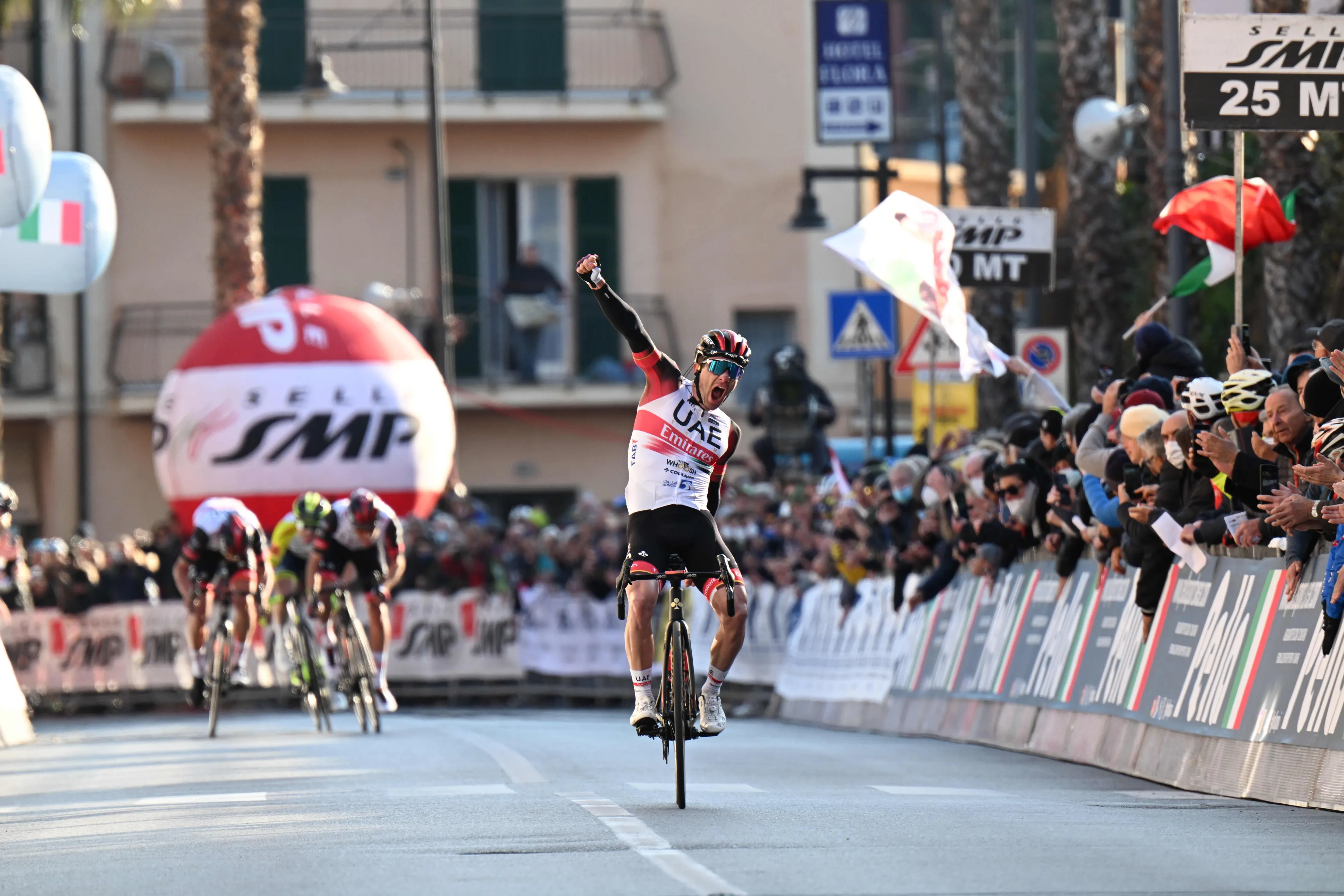 Jan Polanc wint uiterst vermakelijke Trofeo Laigueglia, ploeg Mollema zonder eten naar bed