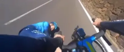 🎥 Lutsenko toont hoe hij (op tijdritfiets) omver geblazen wordt en daardoor het voorjaar mist