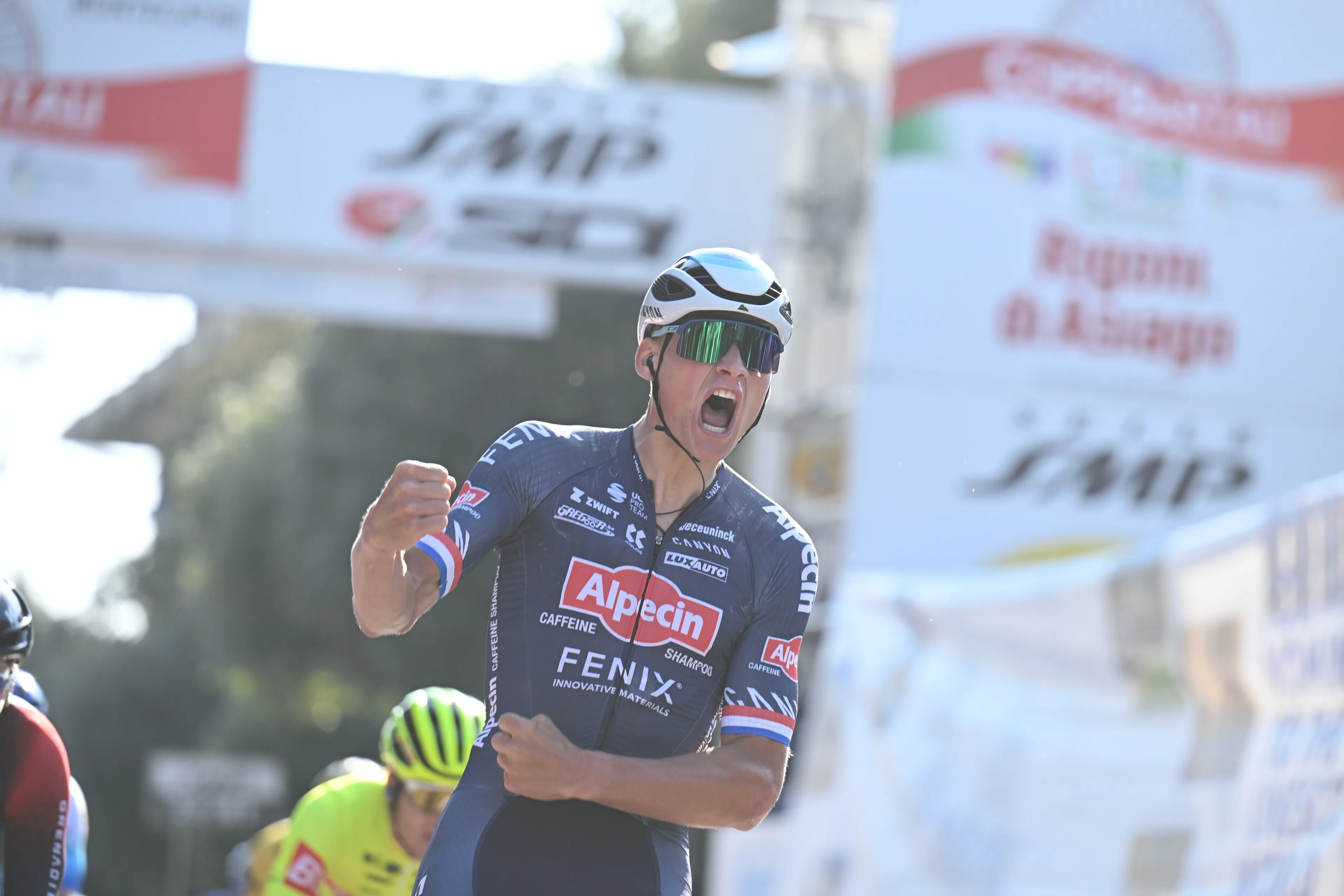 Van der Poel is terug, en hoe: Nederlander vlamt naar zege in Dwars door Vlaanderen