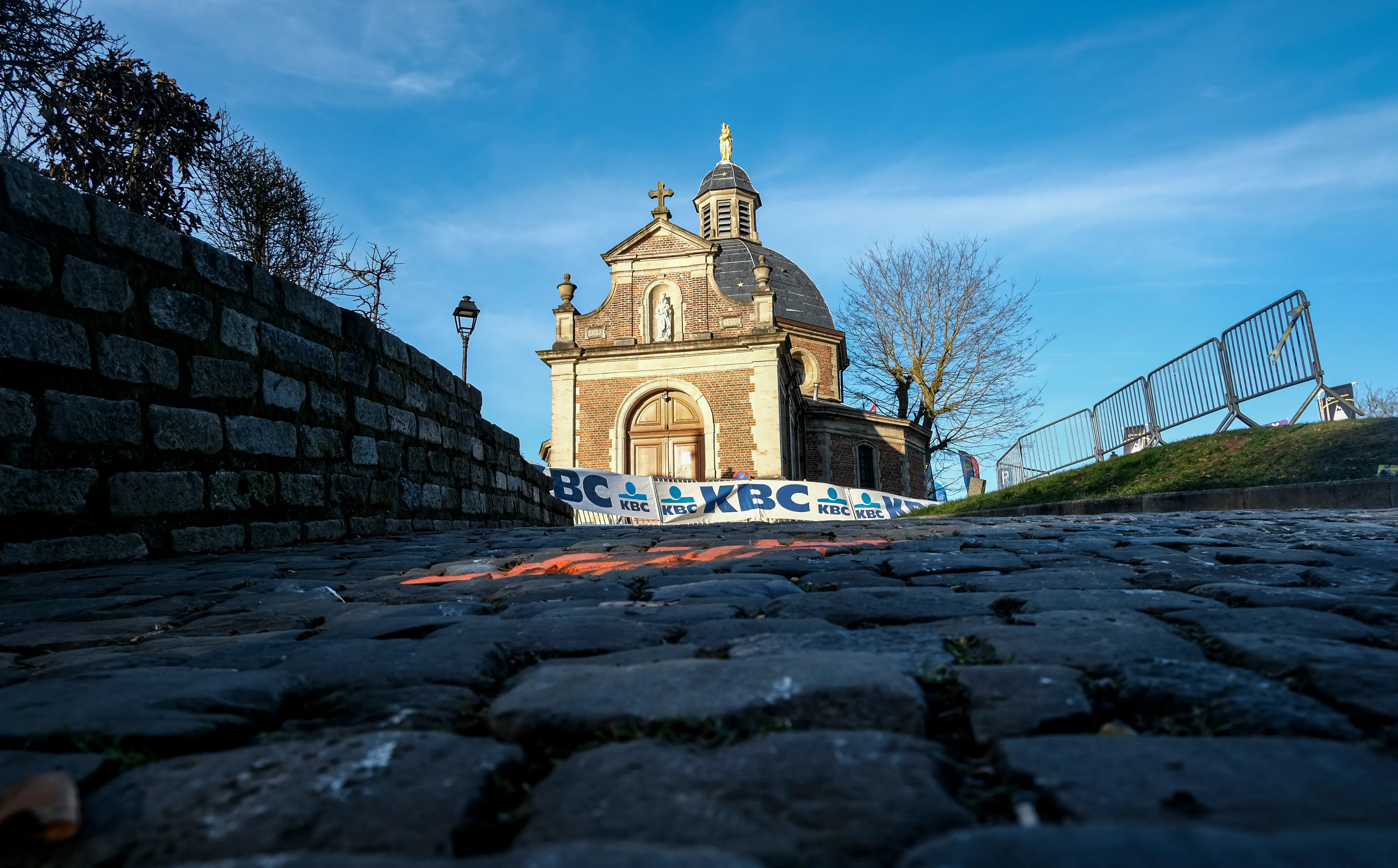 Deelnemers Omloop Het Nieuwsblad en Kuurne-Brussel-Kuurne 2023 | Eerste teams druppelen binnen