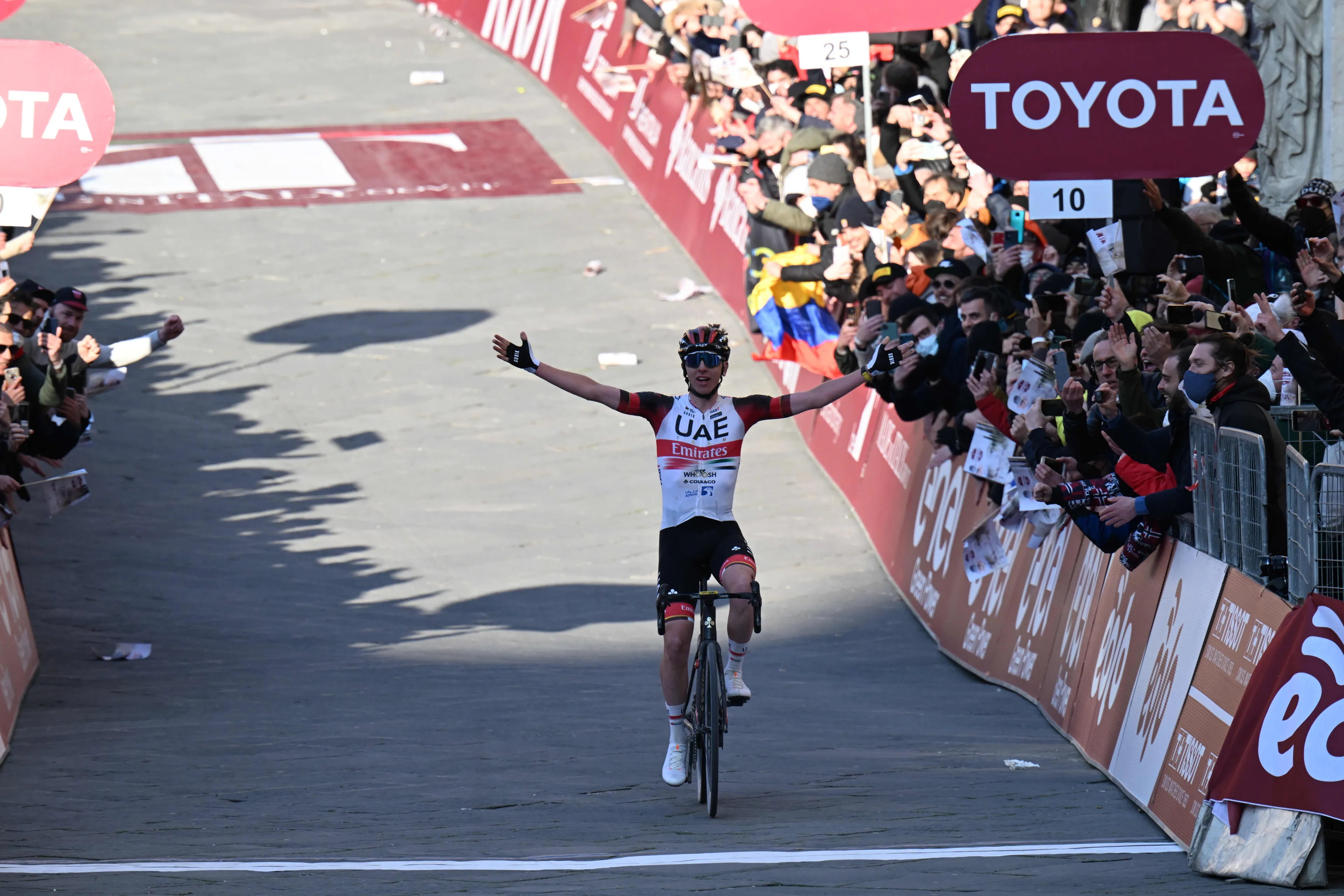 Het Orakel van Slovenië: Pogacar zegeviert na 50 km (!) solo in Strade Bianche