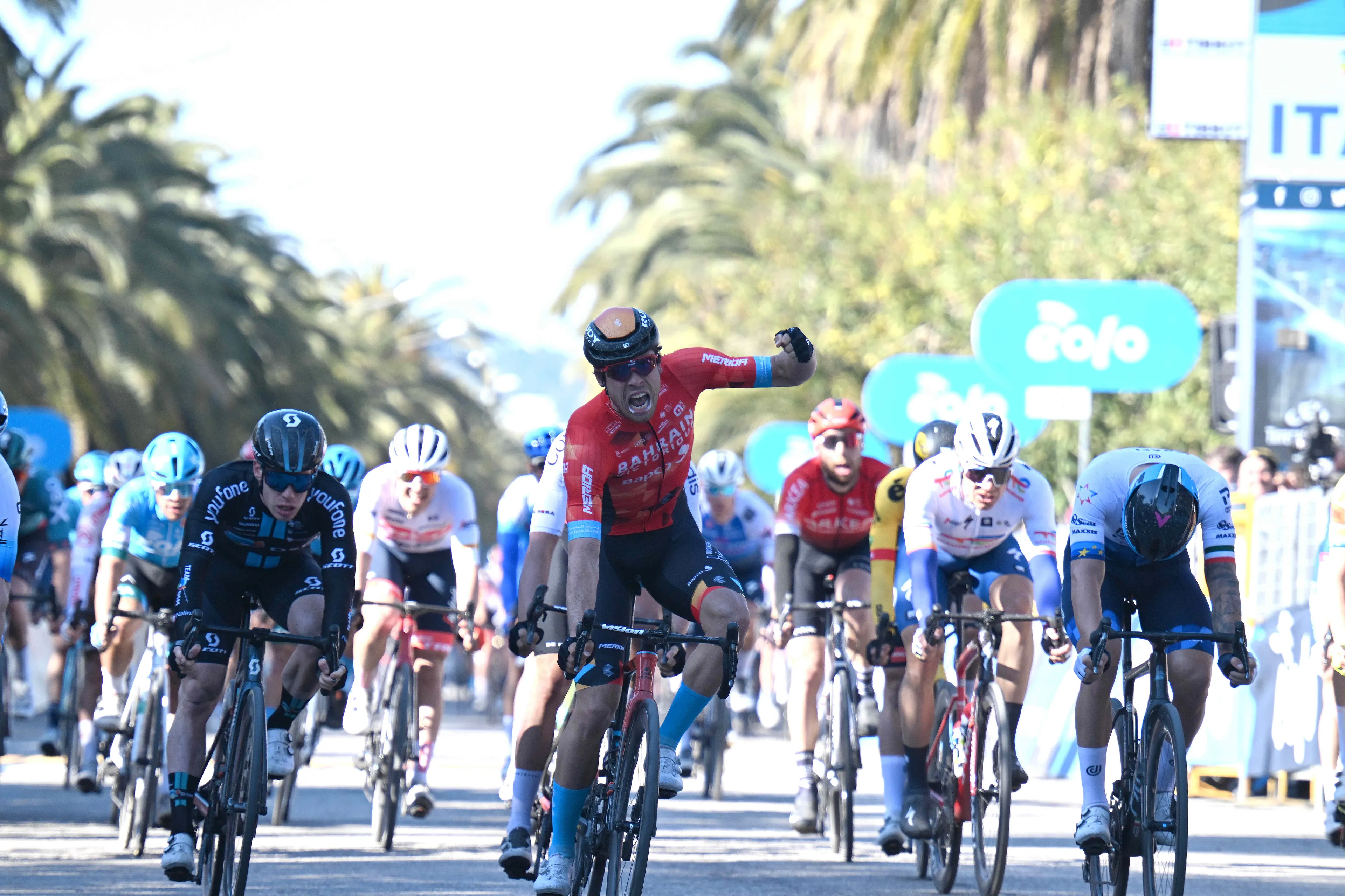 Bauhaus grijpt verrassend de zege in slotrit Tirreno, Pogacar heeft eindzege binnen