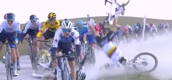 🎥 Windvlaag zorgt voor massale valpartij in Strade Bianche: veel favorieten getroffen