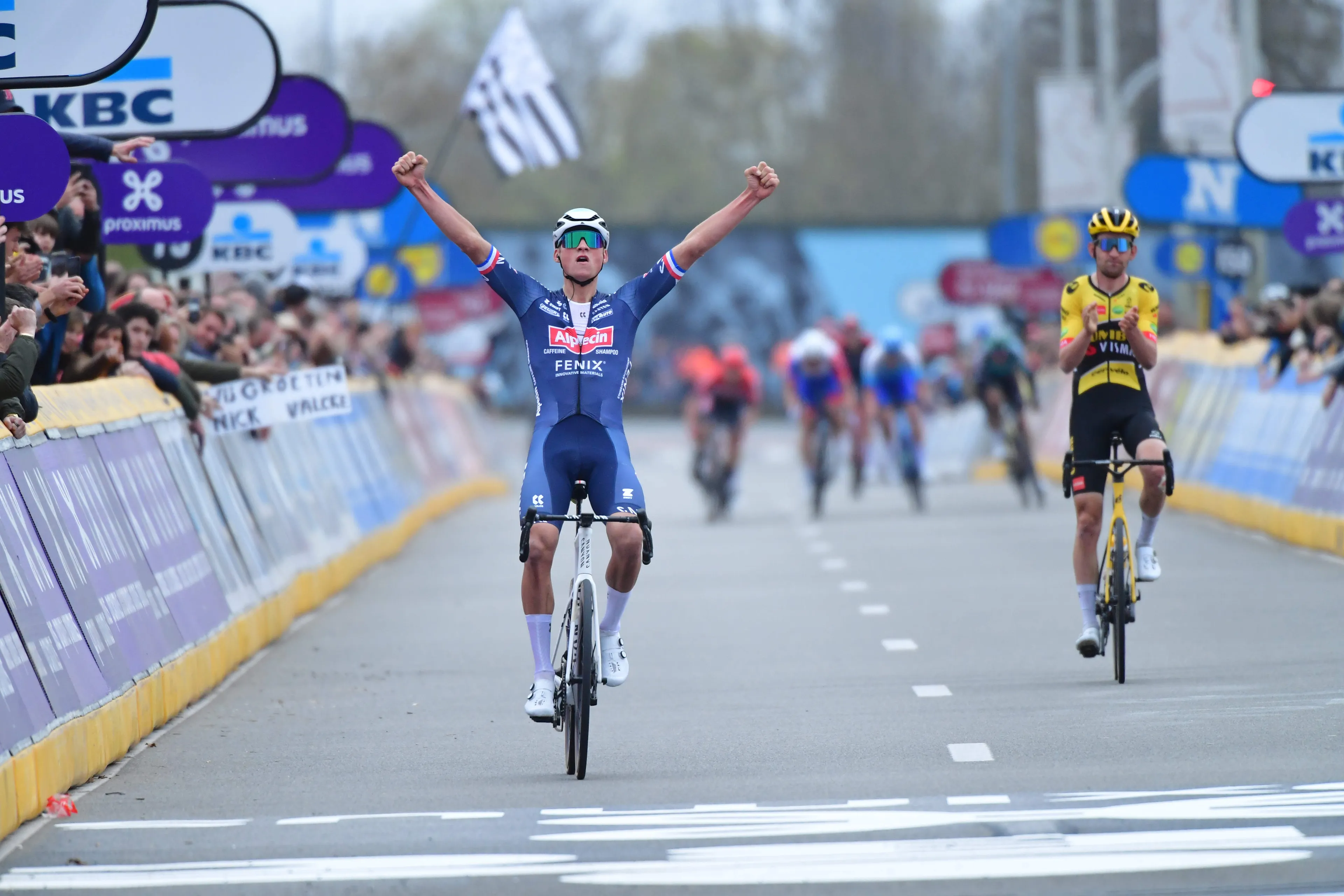 Van der Poel is terug, en hoe: Nederlander vlamt naar zege in Dwars door Vlaanderen