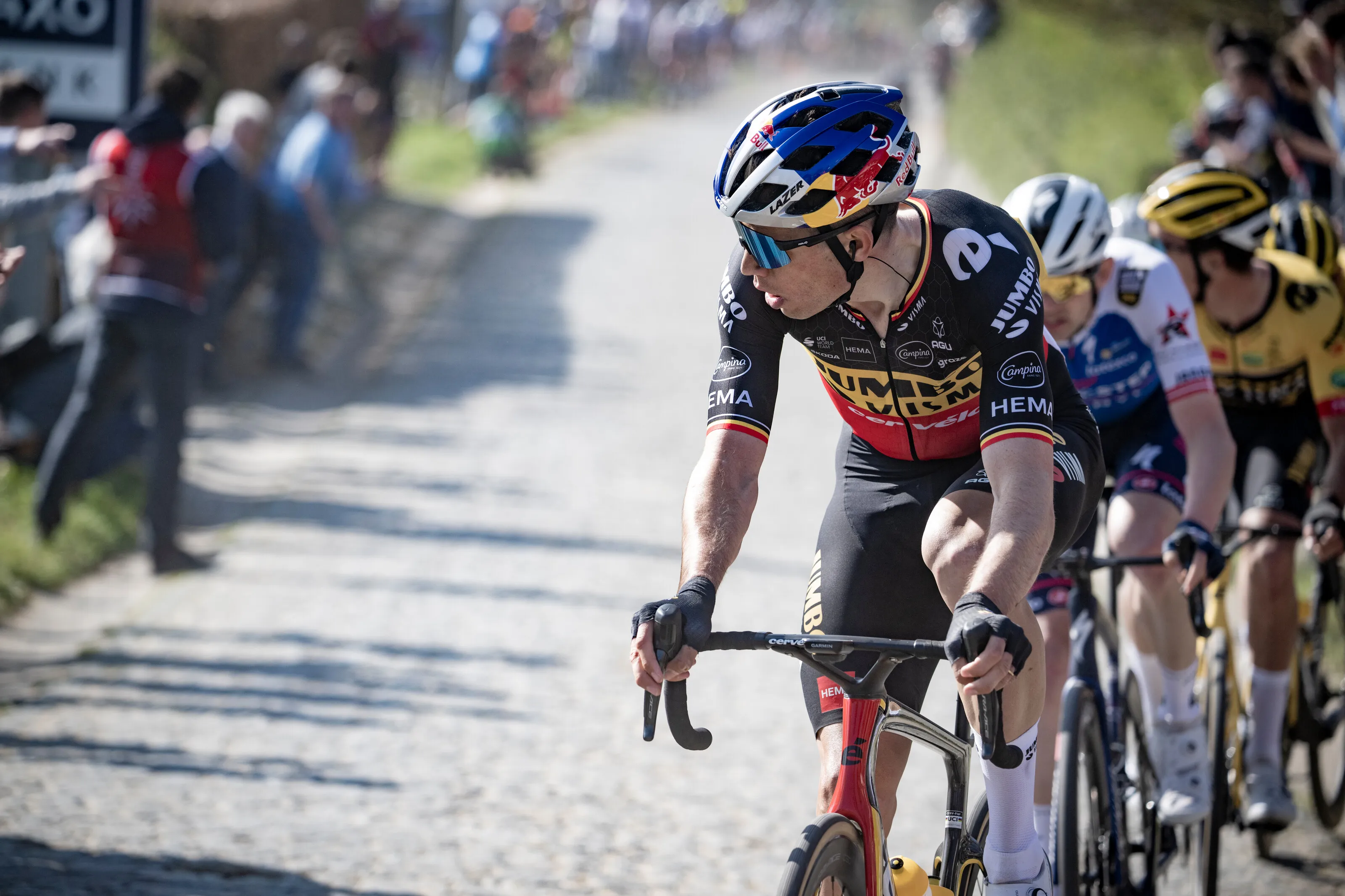 In tegenstelling tot Evenepoel denkt Van Aert niet aan vertrek uit België: 'Slaap al 70 procent van huis'