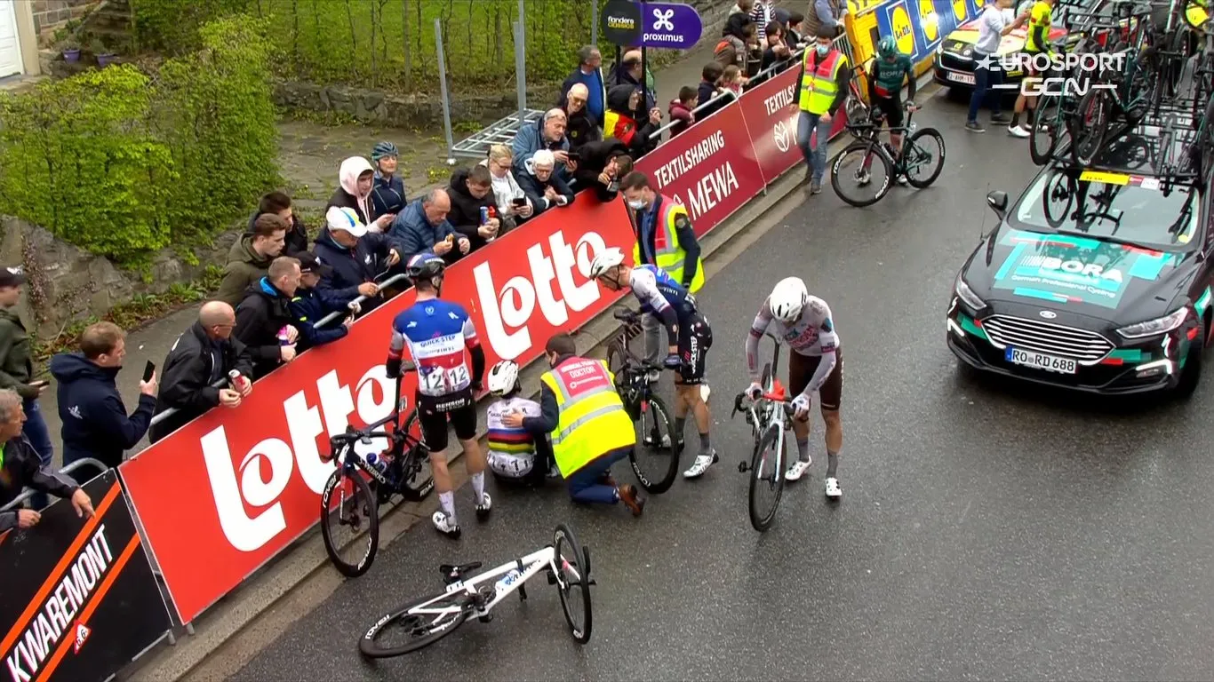 Update | Ploegleider Alaphilippe reageert op aanrijding: 'Hij moest gewoon niet achter zich kijken'