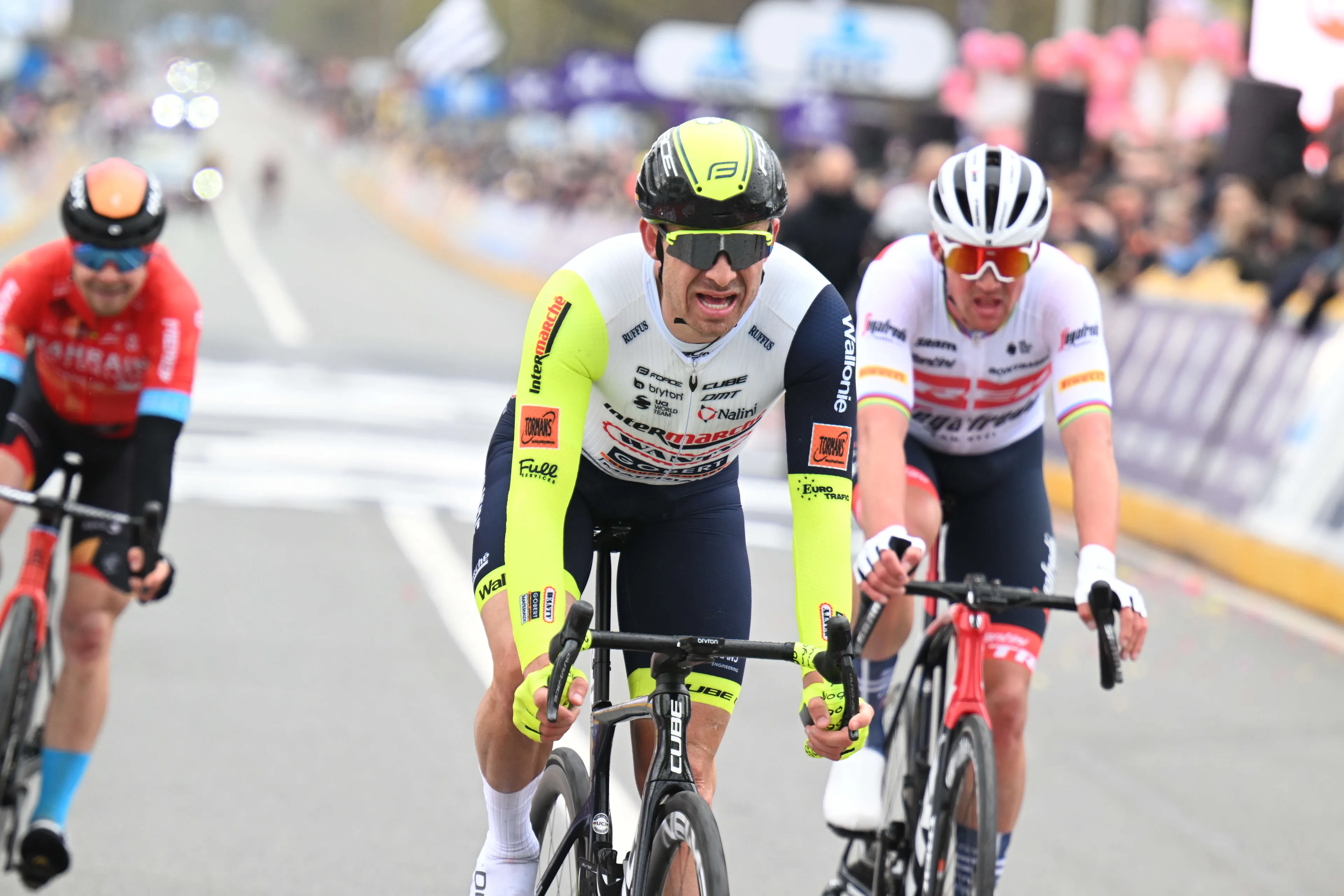 Breed lachende Kristoff kan geluk niet op: 'Eén van mijn eerste solo-zeges ooit'