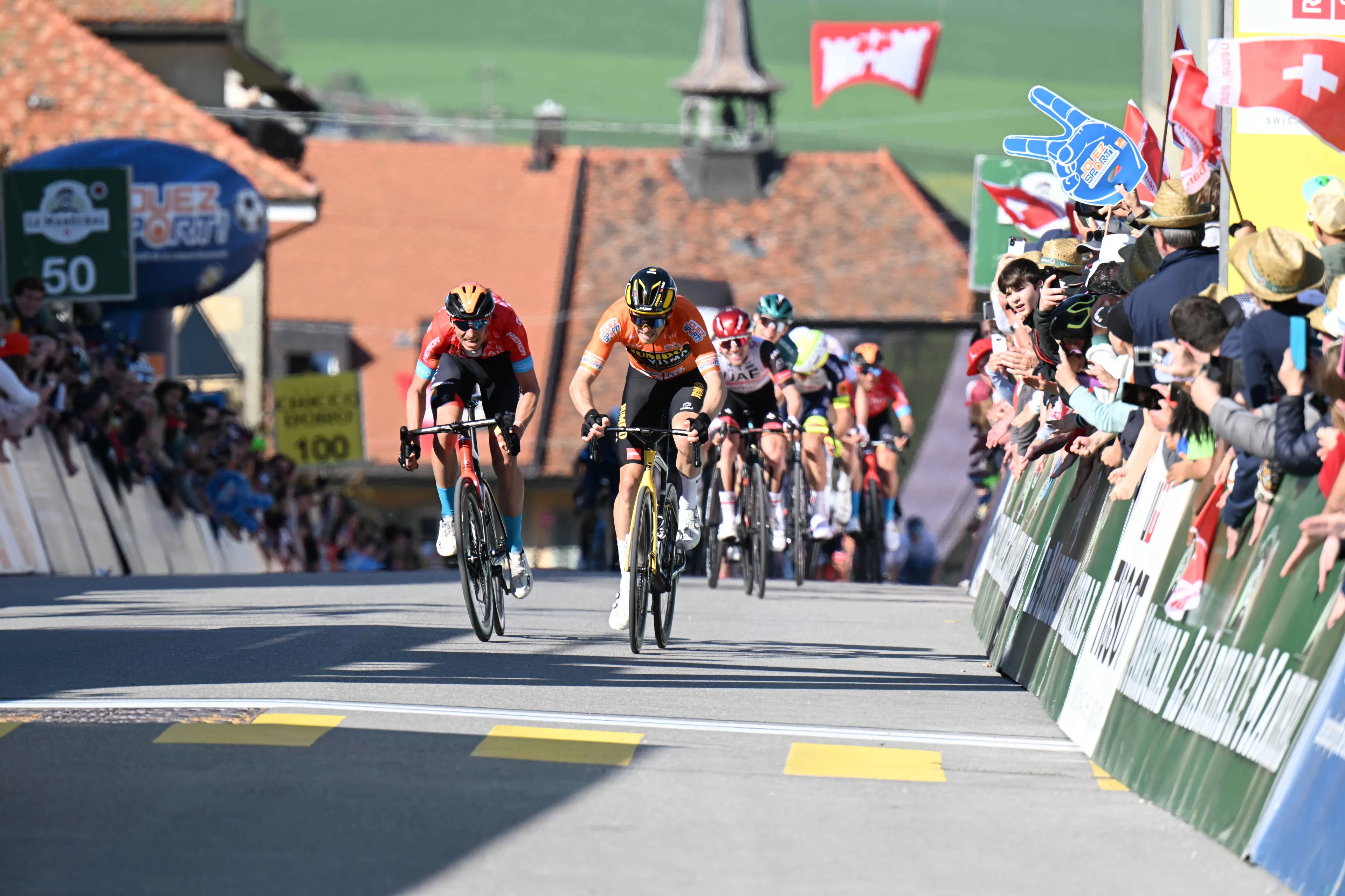 Teuns klopt Dennis in extremis in eerste etappe Ronde van Romandië