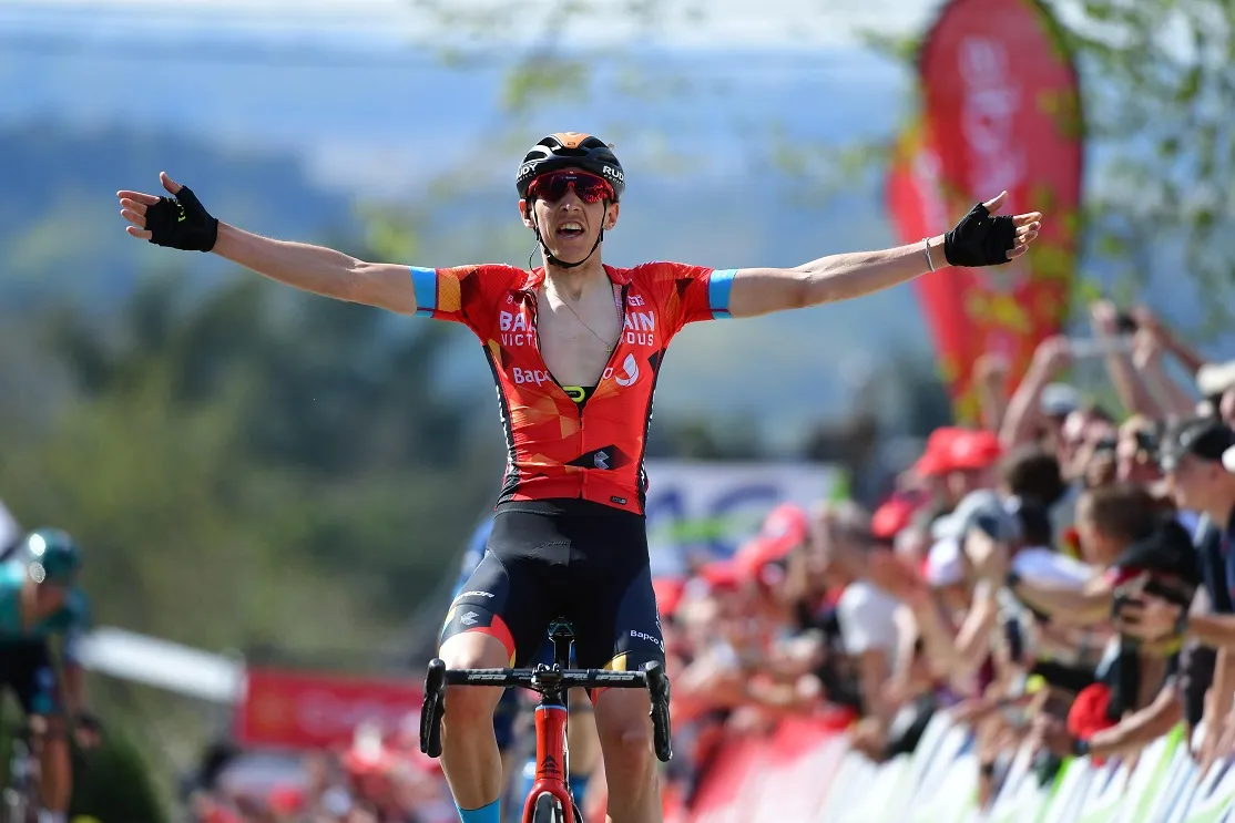 Dylan Teuns verstiert afscheidsfeestje Valverde na mooi gevecht op Muur van Hoei