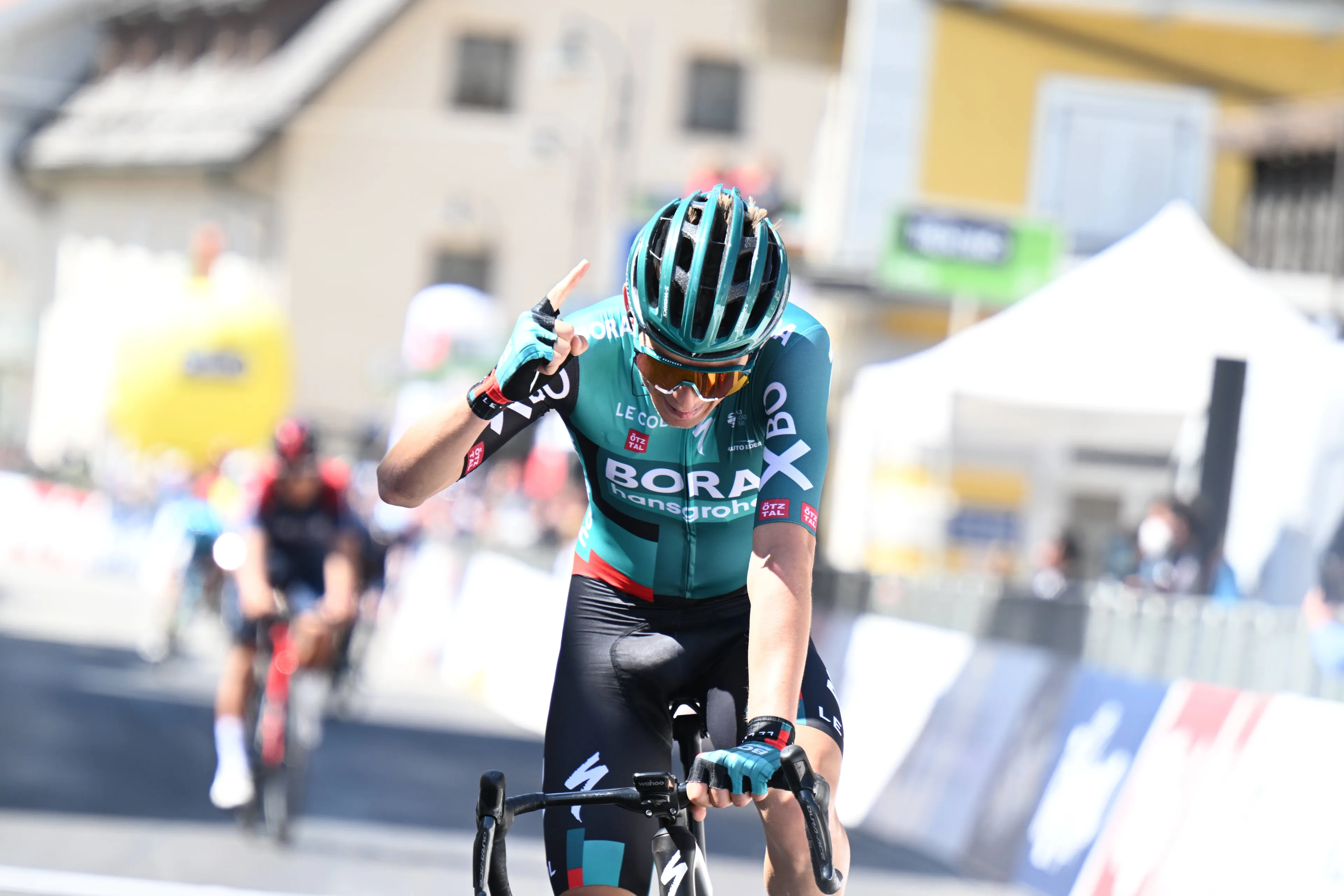 Kämna grijpt zege op Etna, López neemt roze over van Van der Poel, Dumoulin verliest tijd