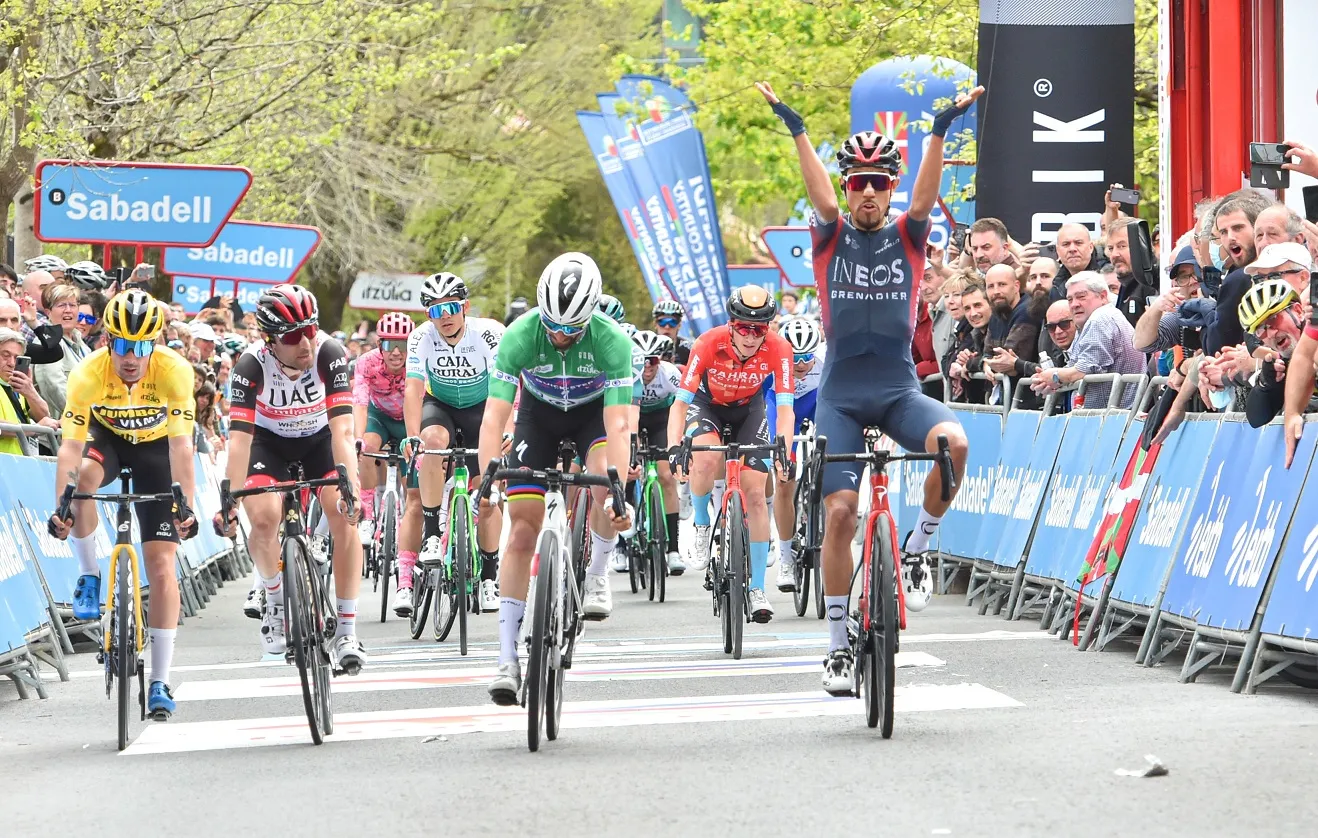 Martínez verrast met spurtwinst in het Baskenland; Alaphilippe voor tweede dag op rij geklopt