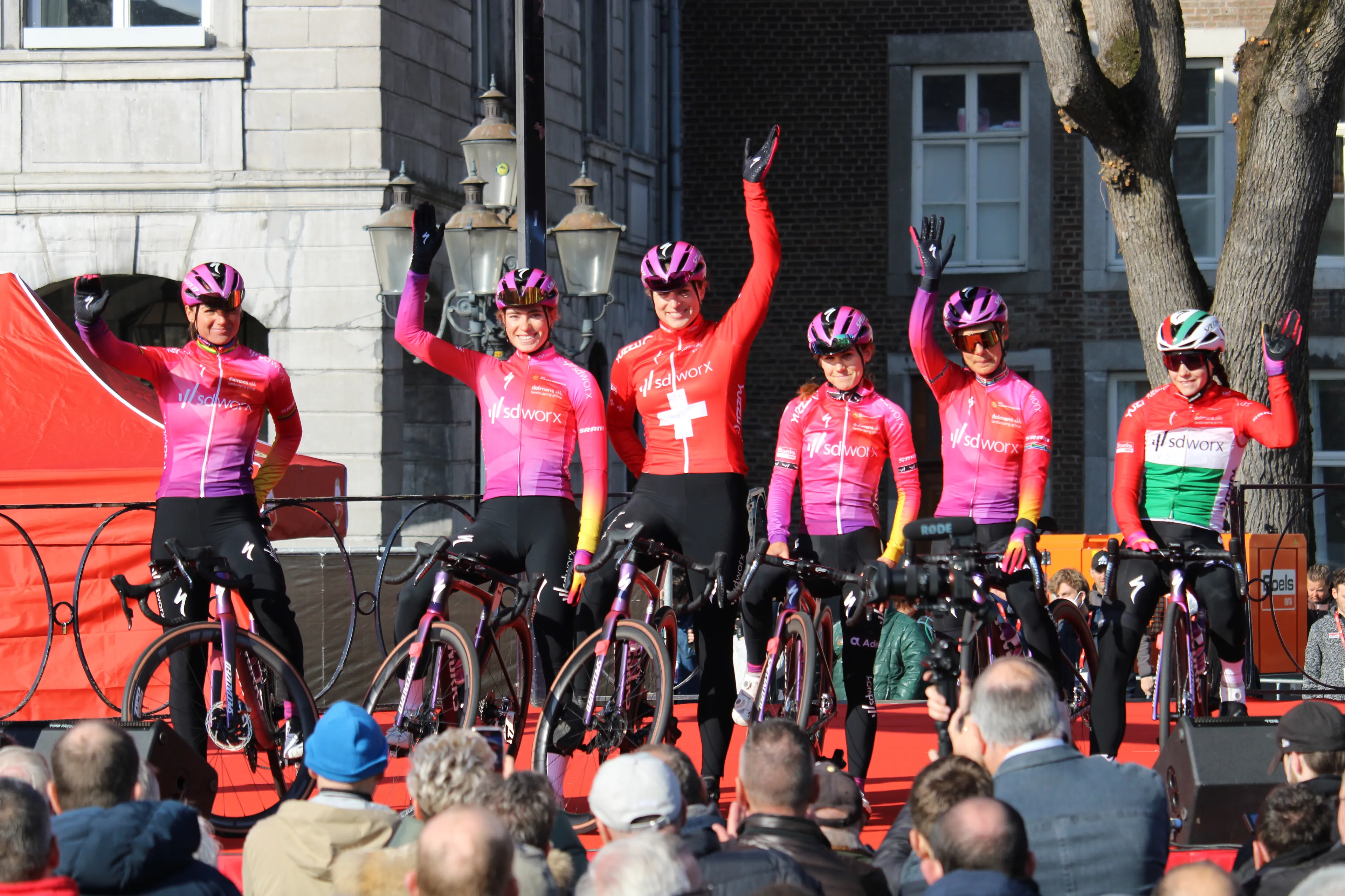 Hervormingen in vrouwenpeloton: Hoger salaris, zwangerschapsverlof, beloftenteams en U23-WK