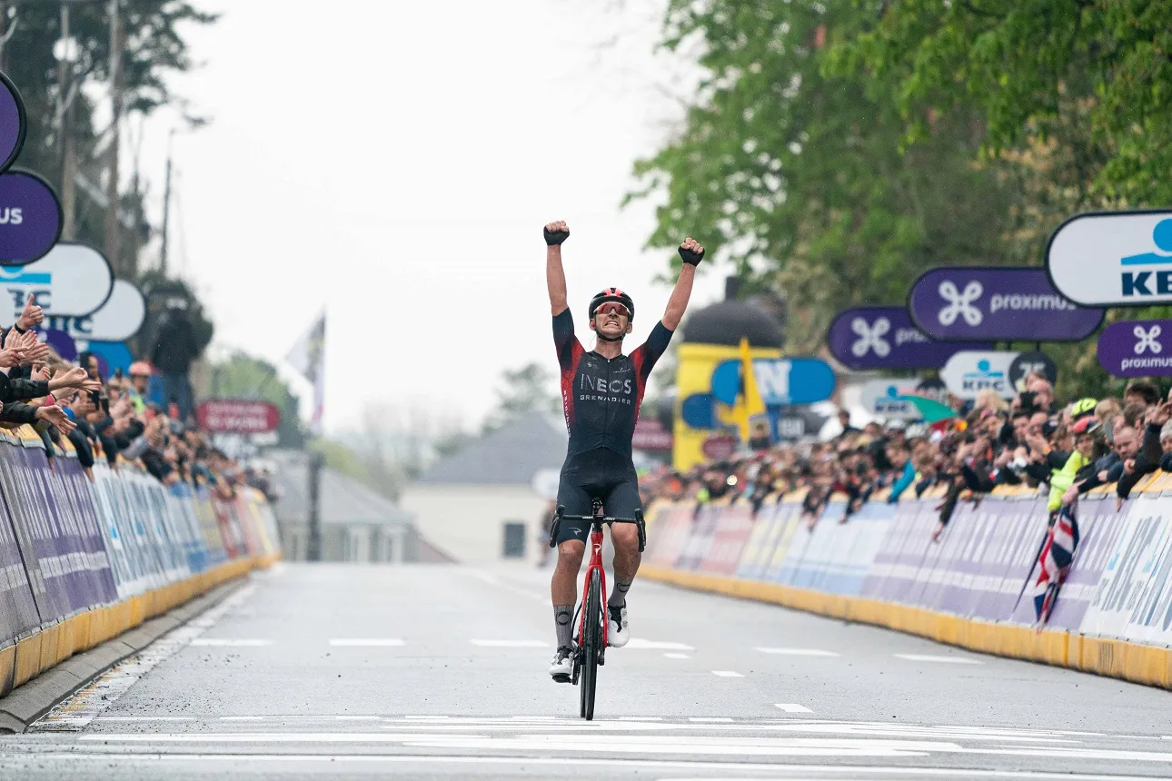 Pas 19-jarige Sheffield speelt overtal INEOS prachtig uit en wint Brabantse Pijl