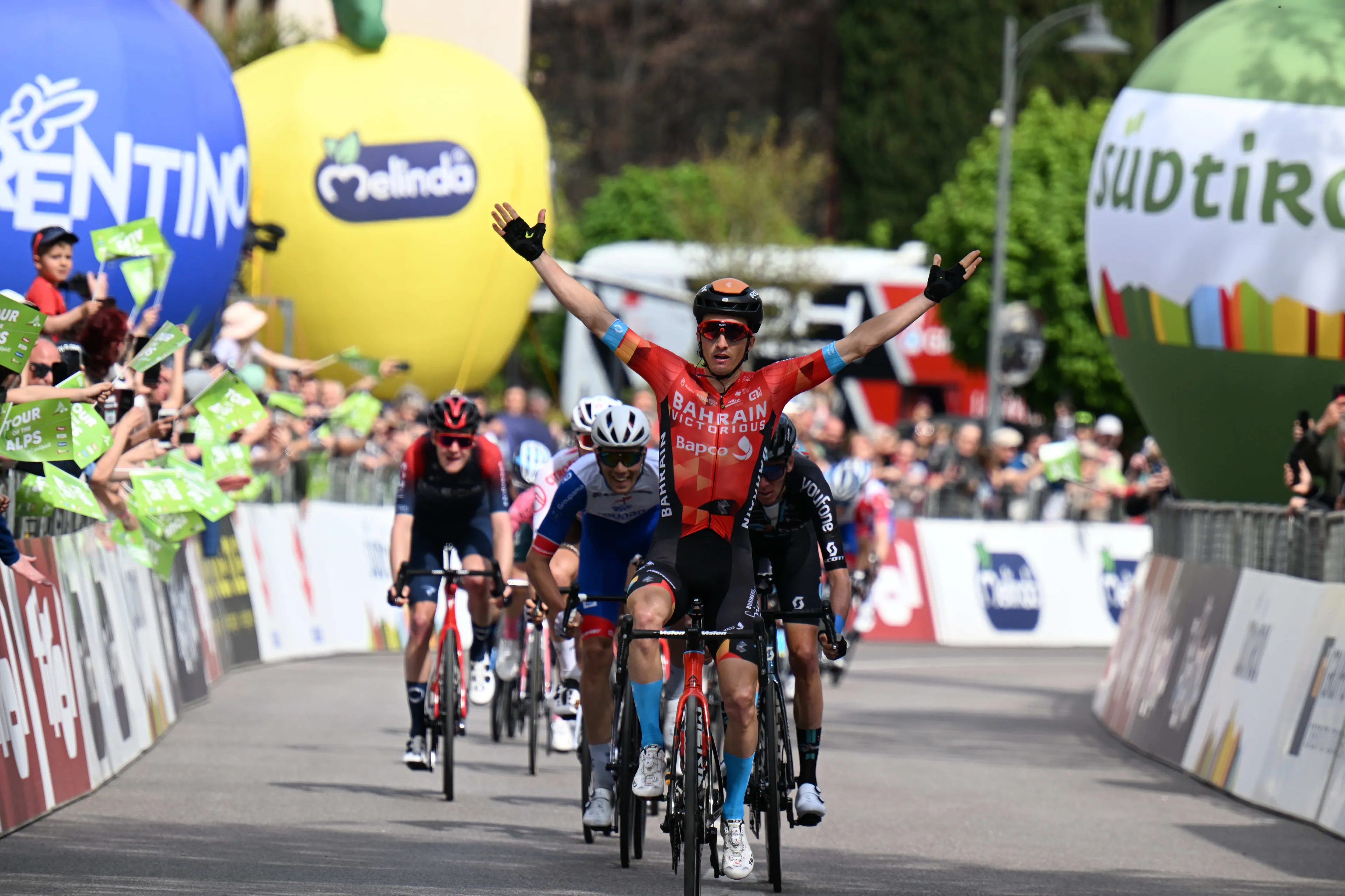 Bahrain Victorious levert huzarenstukje af met dubbelslag Bilbao in Tour of the Alps