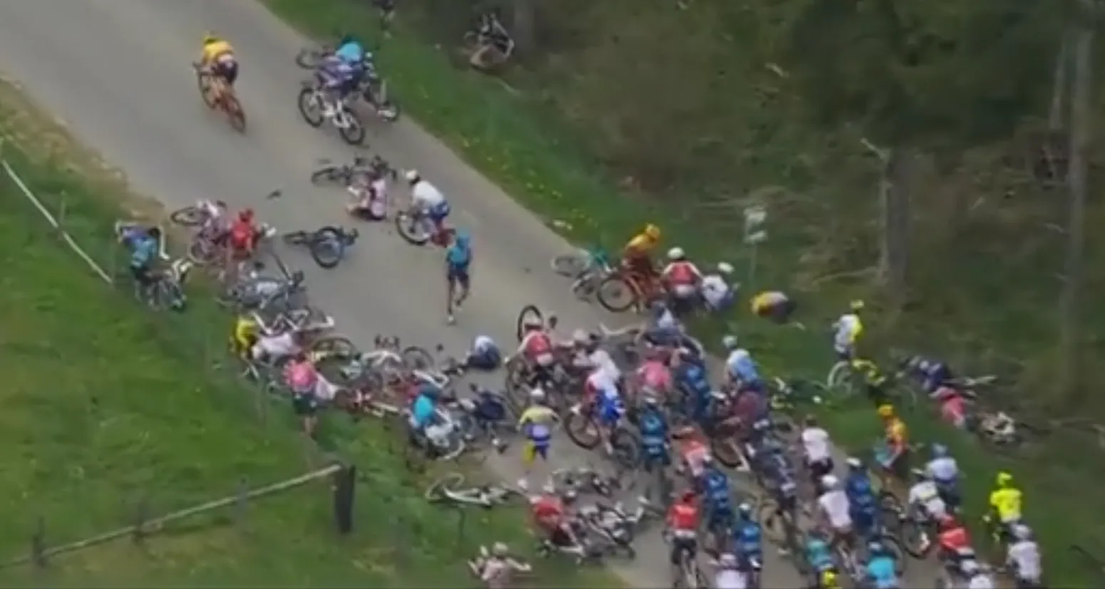 🎥 Grote valpartij in Luik-Bastenaken-Luik: Alaphilippe breekt schouderblad, veel gehavenden