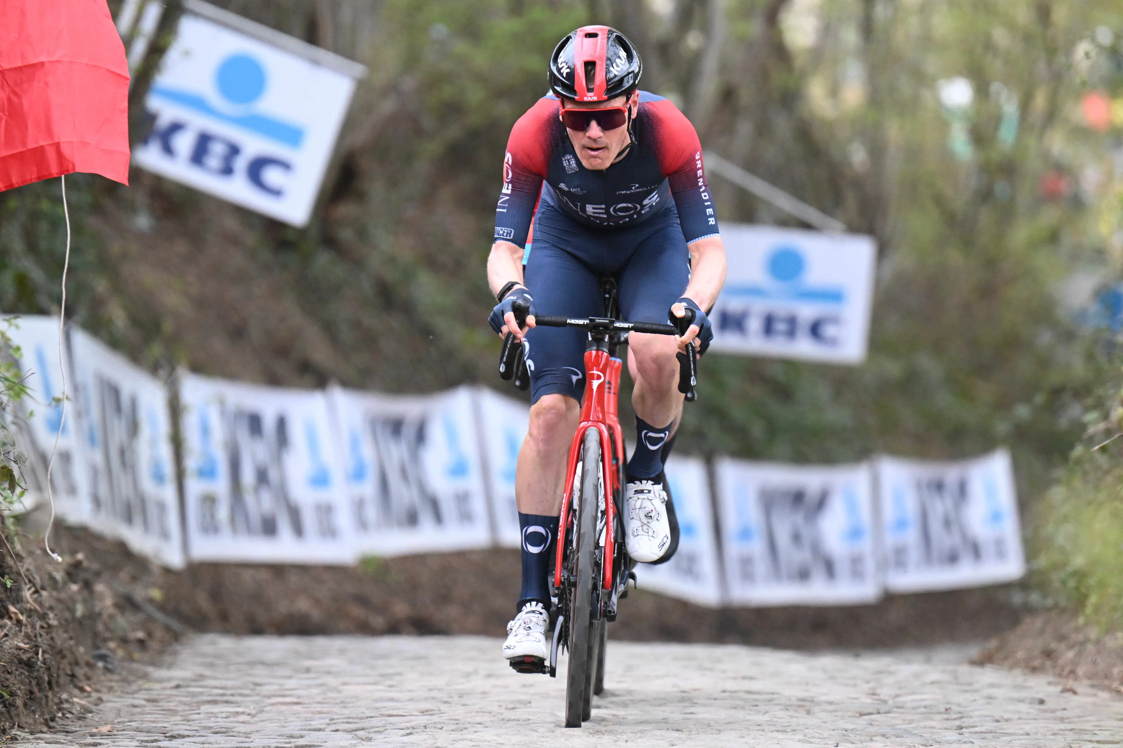 Karren maar: Dylan van Baarle wint Parijs-Roubaix op werkelijk fantastische wijze