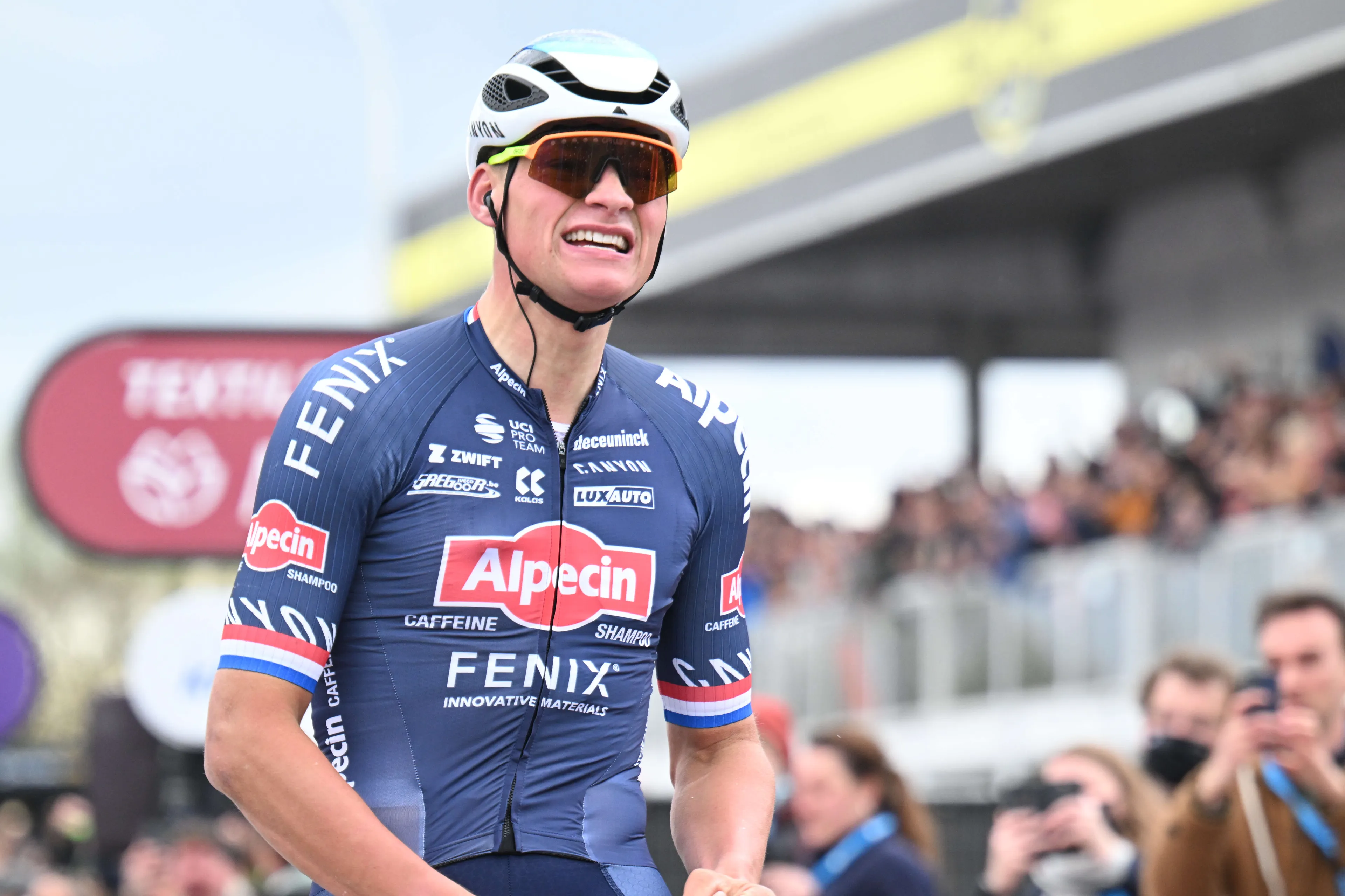 Buitenlandse kranten over 'man met ijzeren dijen' Van der Poel: 'Hij is de Koning van Vlaanderen'