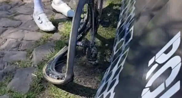 🎥  Opvallende beelden van wielbreuk Van Aert in Bos van Wallers en heldhaftige knecht Roosen