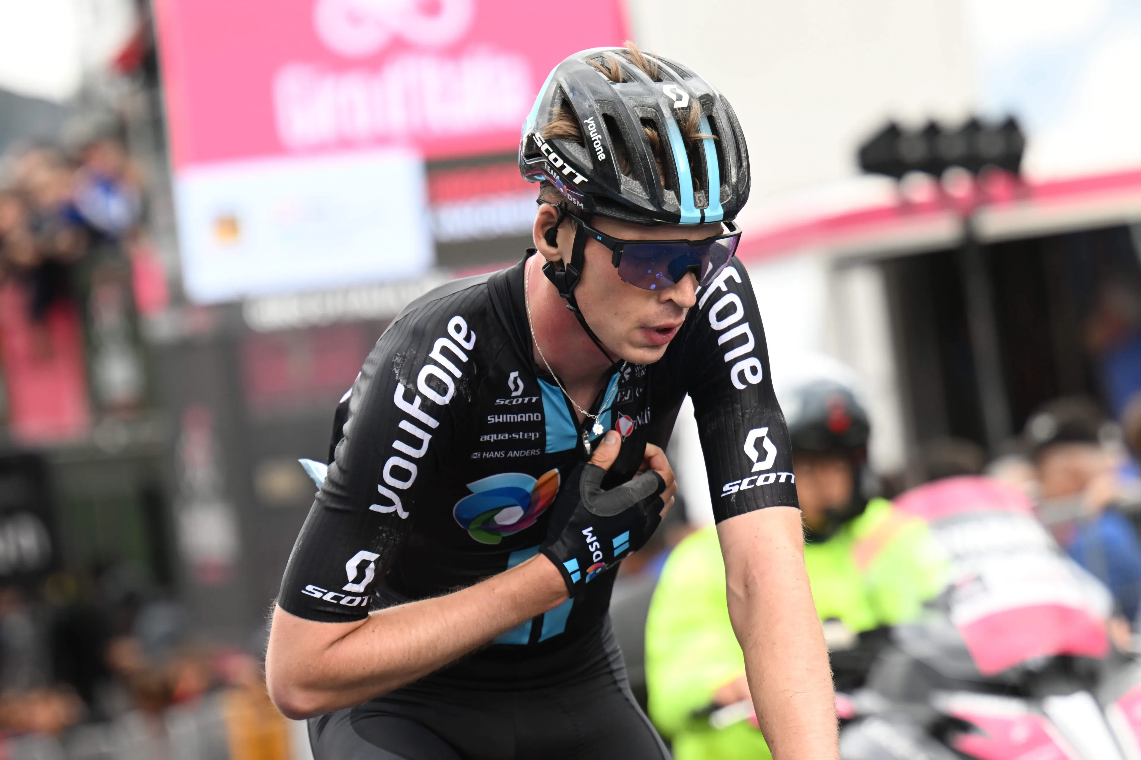 Update | Na Vine moet ook Arensman opgeven in Zwitserland vanwege hitte