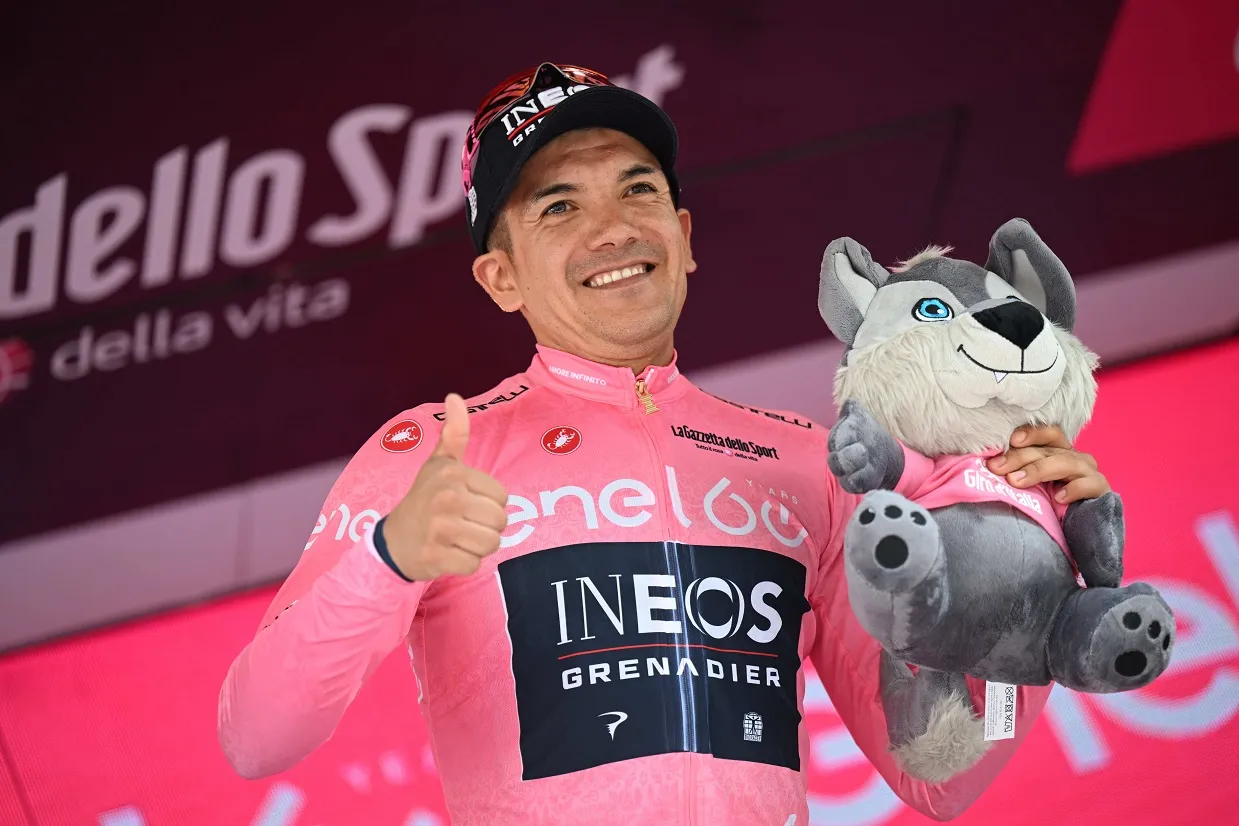 LIVE etappe 19 Giro d'Italia 2022 | Renners maken zich klaar voor voorlaatste bergetappe