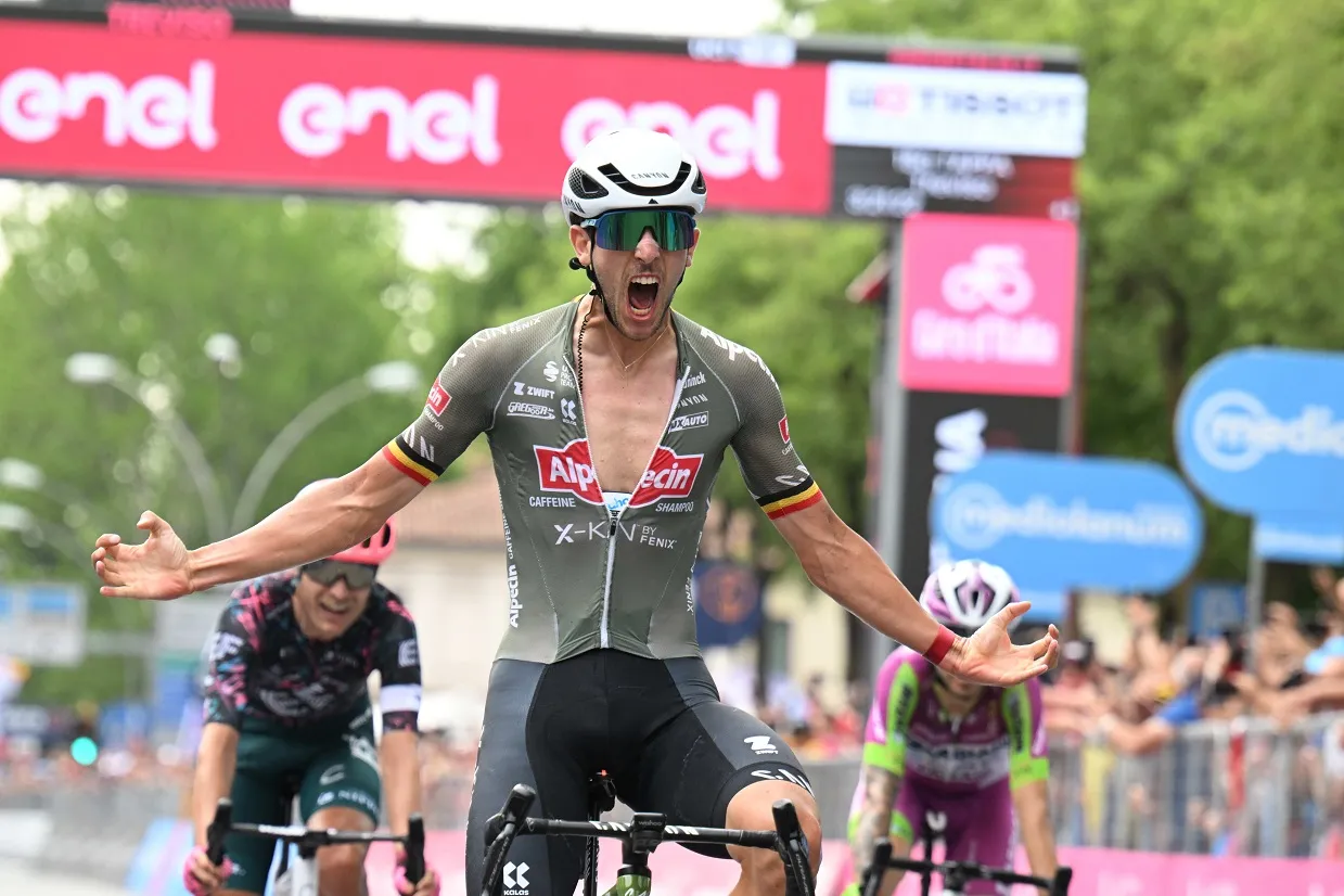 Dries De Bondt laat Alpecin-Fenix juichen nadat kopgroep de sprinters verrast in achttiende rit