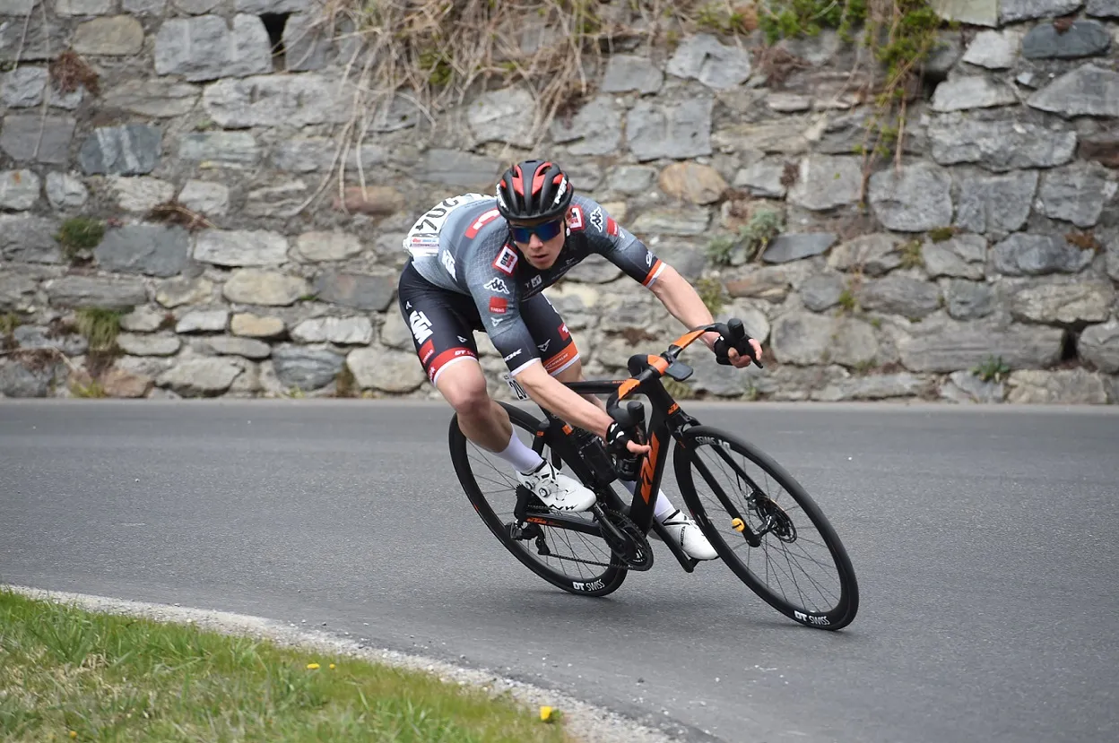 Kersvers Bahrain-talent Govekar (22) puncht naar ritwinst in Burgos, Sivakov blijft leider