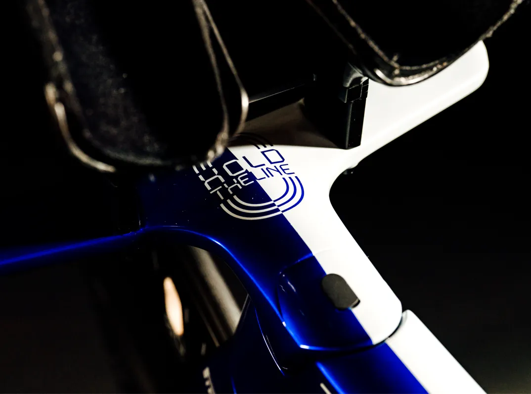 Van Dijk valt werelduurrecord aan met beest van een fiets (en opvallend detail)