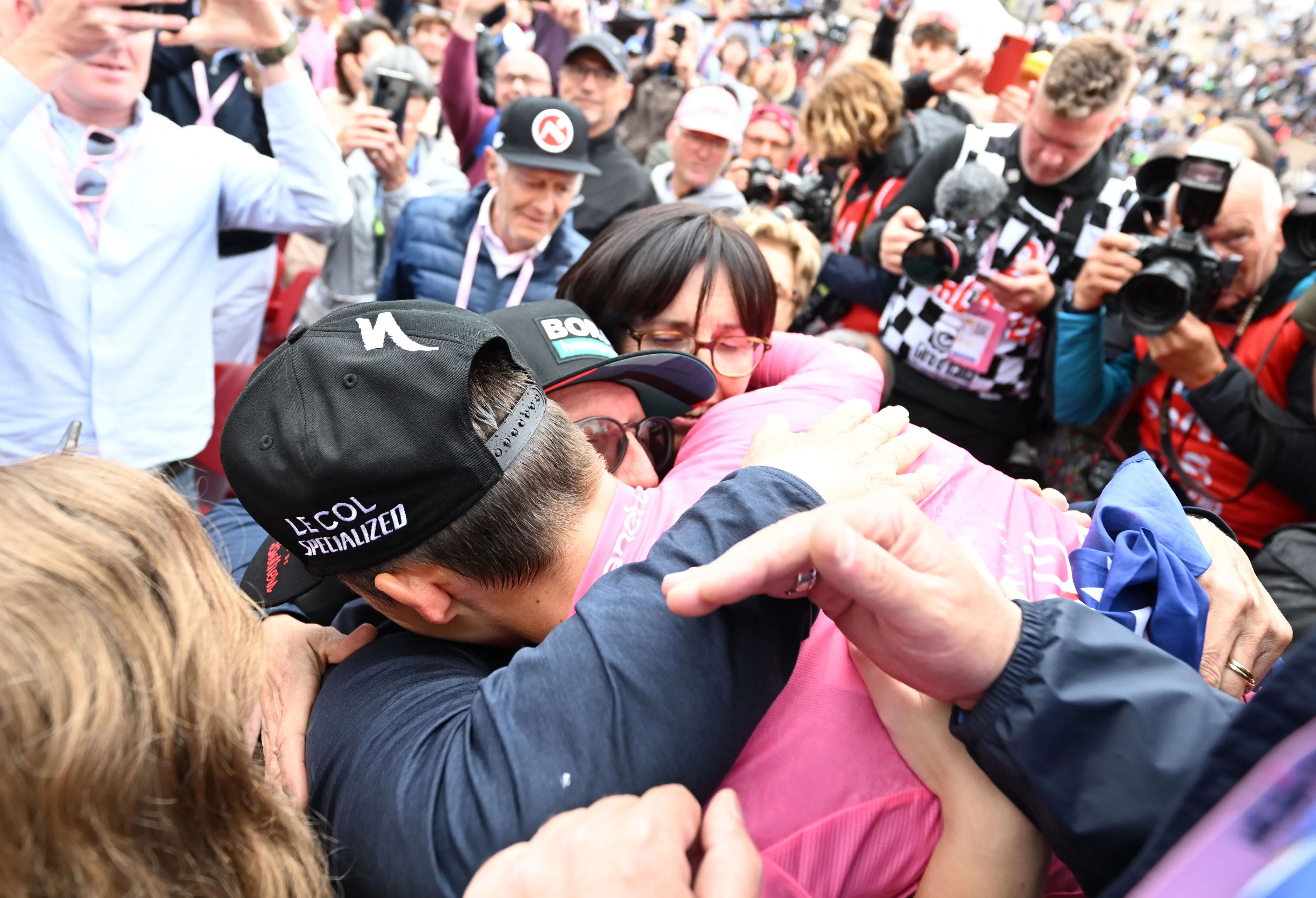 Interview | Hindley zag ouders na 2,5 (!) jaar weer in Verona: 'Team heeft het lastminute geregeld'