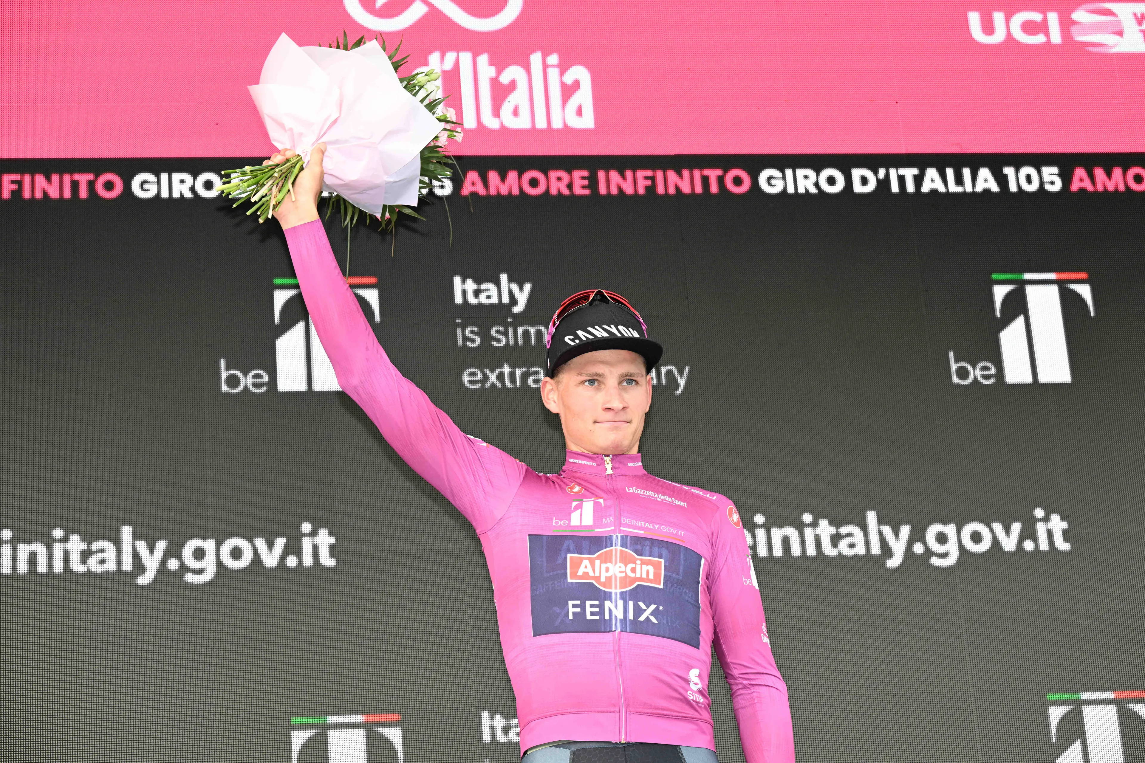 Klassementen Giro d'Italia 2022 | Van der Poel behoudt drie truien, Yates deelt eerste tik uit